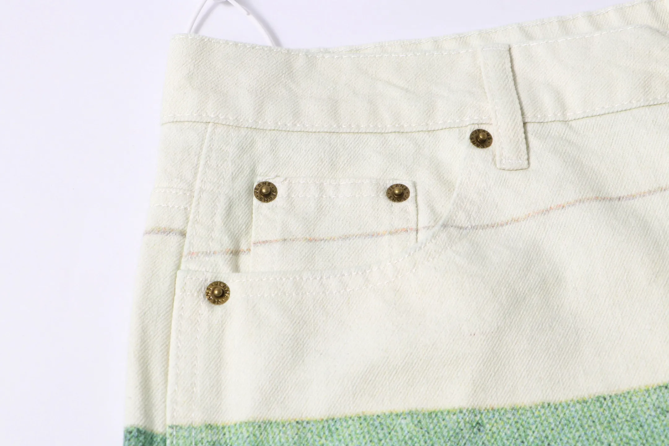 P260 model number: H920 Supreme & SS25 Paris-limited avocado 🥑 color matching jeans for the opening season. Styles with different washes and textures, very friendly to people with thin legs and thick legs. The slightly flared version is very flattering to the leg shape. Moderate length that never goes out of style, easy to match with casual, basic styling for various styles, a must-have in the wardrobe! The fabric is stiff but also makes the upper body soft without losing texture. The washing process is even more perfect. It is a must-have item for everyone! ! ! Washed wheat, hang tag, pants label, three labels complete Size: 30-32-34-36 Color: Green
