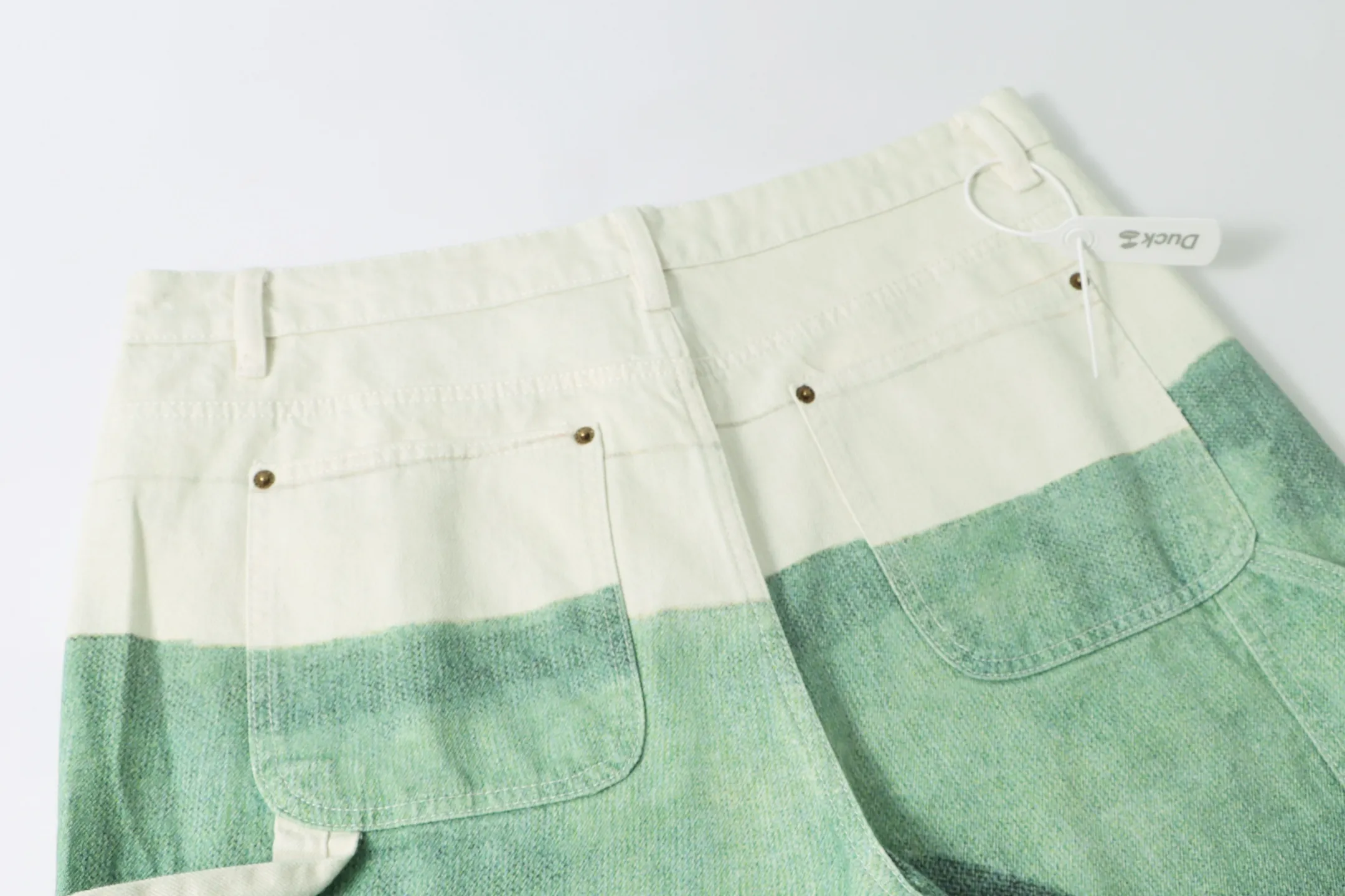 P260 model number: H920 Supreme & SS25 Paris-limited avocado 🥑 color matching jeans for the opening season. Styles with different washes and textures, very friendly to people with thin legs and thick legs. The slightly flared version is very flattering to the leg shape. Moderate length that never goes out of style, easy to match with casual, basic styling for various styles, a must-have in the wardrobe! The fabric is stiff but also makes the upper body soft without losing texture. The washing process is even more perfect. It is a must-have item for everyone! ! ! Washed wheat, hang tag, pants label, three labels complete Size: 30-32-34-36 Color: Green