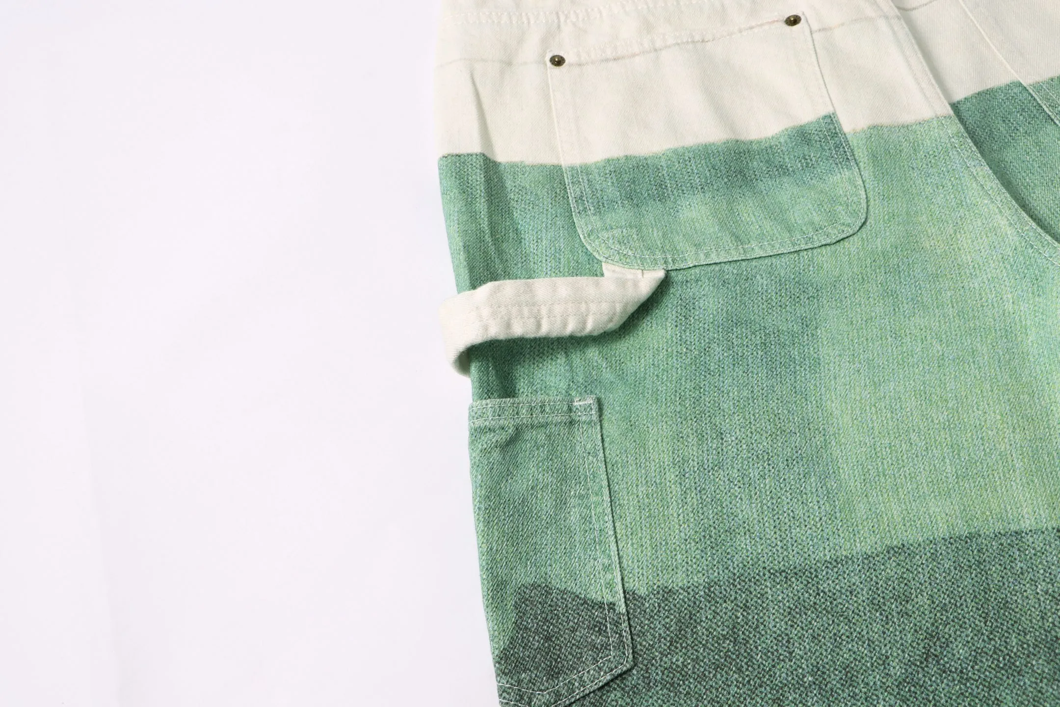 P260 model number: H920 Supreme & SS25 Paris-limited avocado 🥑 color matching jeans for the opening season. Styles with different washes and textures, very friendly to people with thin legs and thick legs. The slightly flared version is very flattering to the leg shape. Moderate length that never goes out of style, easy to match with casual, basic styling for various styles, a must-have in the wardrobe! The fabric is stiff but also makes the upper body soft without losing texture. The washing process is even more perfect. It is a must-have item for everyone! ! ! Washed wheat, hang tag, pants label, three labels complete Size: 30-32-34-36 Color: Green