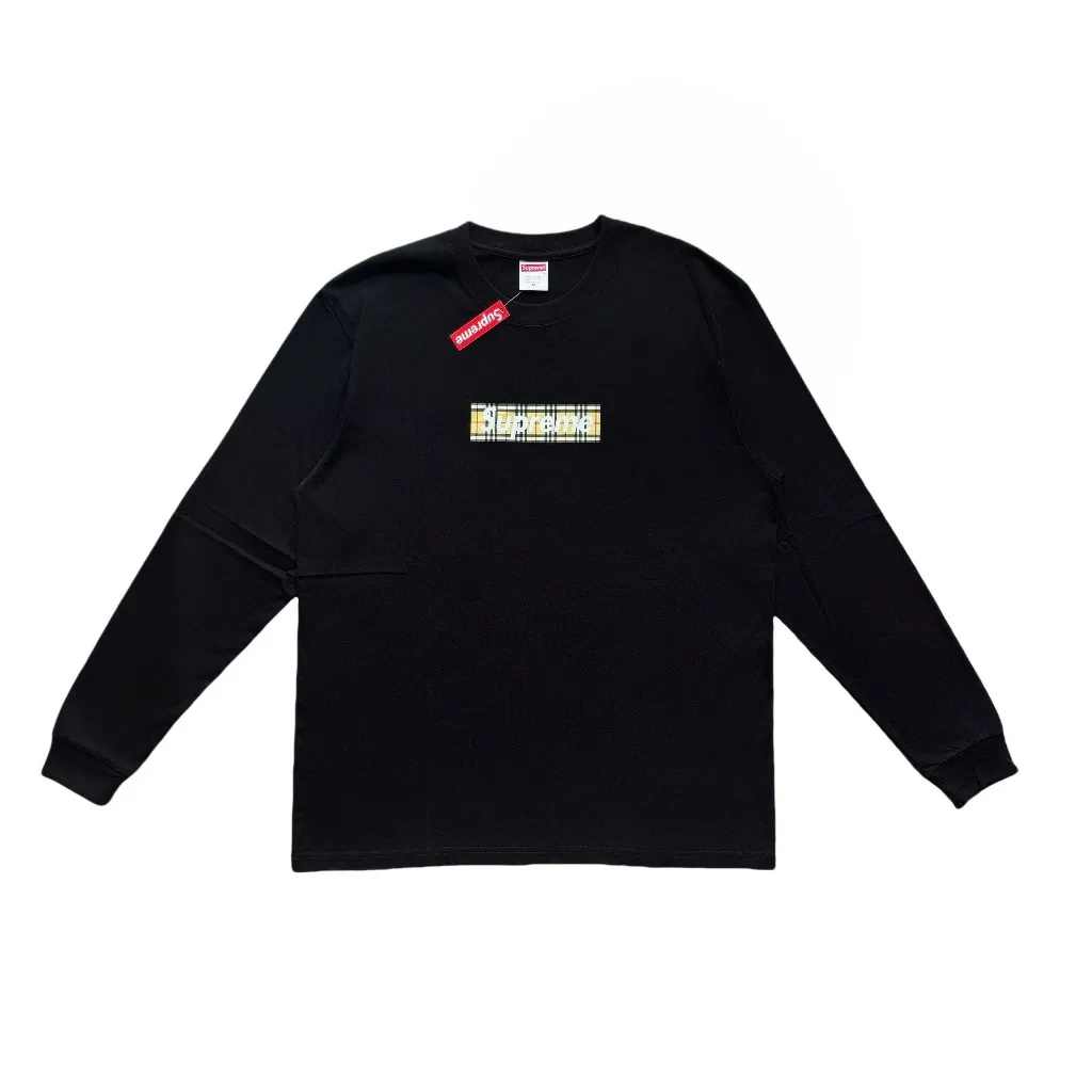 P140 Supreme ss22 co-branded Burberry logo printed T-shirt long sleeves, same style for men and women, using cylindrical seamless technology (original technology, there are no seams on the side of the clothes, key points of identification) Fabric: All custom-woven and dyed, 280g weight, 100% cotton, cylindrical cloth, cylindrical cloth is knitted fabric woven with a cylinder loom, the needles are distributed in a cylindrical shape on the fuselage, and the gray fabric is a large cylinder It needs to be opened and shaped before it can be used further. There are no slits on the sides of the clothes, so there are no wash labels on the sides of ordinary short-sleeved clothes. There is only one collar label behind the neck, so the shape is very correct and not easy to deform (color: black and white)