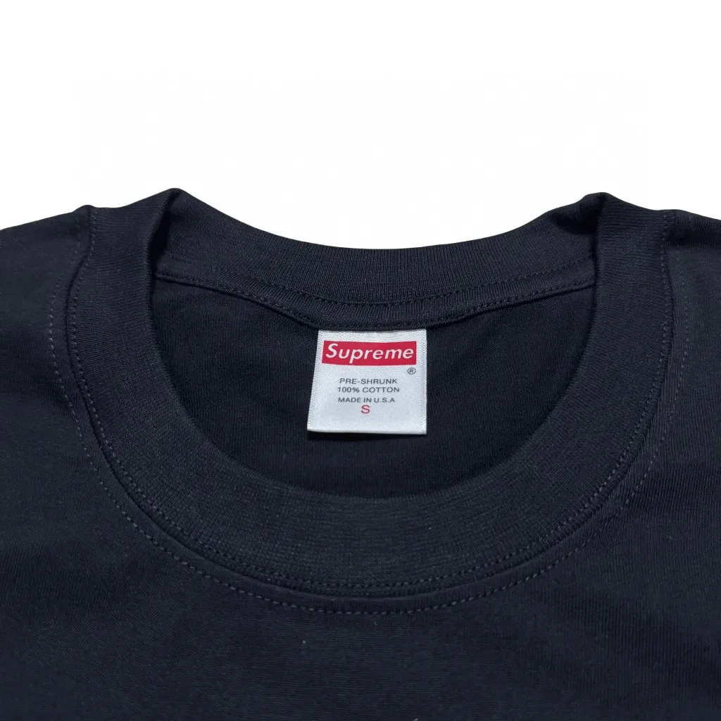 P140 Supreme ss22 co-branded Burberry logo printed T-shirt long sleeves, same style for men and women, using cylindrical seamless technology (original technology, there are no seams on the side of the clothes, key points of identification) Fabric: All custom-woven and dyed, 280g weight, 100% cotton, cylindrical cloth, cylindrical cloth is knitted fabric woven with a cylinder loom, the needles are distributed in a cylindrical shape on the fuselage, and the gray fabric is a large cylinder It needs to be opened and shaped before it can be used further. There are no slits on the sides of the clothes, so there are no wash labels on the sides of ordinary short-sleeved clothes. There is only one collar label behind the neck, so the shape is very correct and not easy to deform (color: black and white)