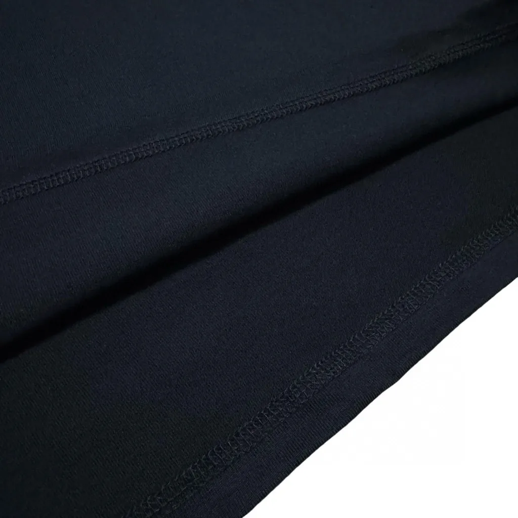 P140 Supreme ss22 co-branded Burberry logo printed T-shirt long sleeves, same style for men and women, using cylindrical seamless technology (original technology, there are no seams on the side of the clothes, key points of identification) Fabric: All custom-woven and dyed, 280g weight, 100% cotton, cylindrical cloth, cylindrical cloth is knitted fabric woven with a cylinder loom, the needles are distributed in a cylindrical shape on the fuselage, and the gray fabric is a large cylinder It needs to be opened and shaped before it can be used further. There are no slits on the sides of the clothes, so there are no wash labels on the sides of ordinary short-sleeved clothes. There is only one collar label behind the neck, so the shape is very correct and not easy to deform (color: black and white)