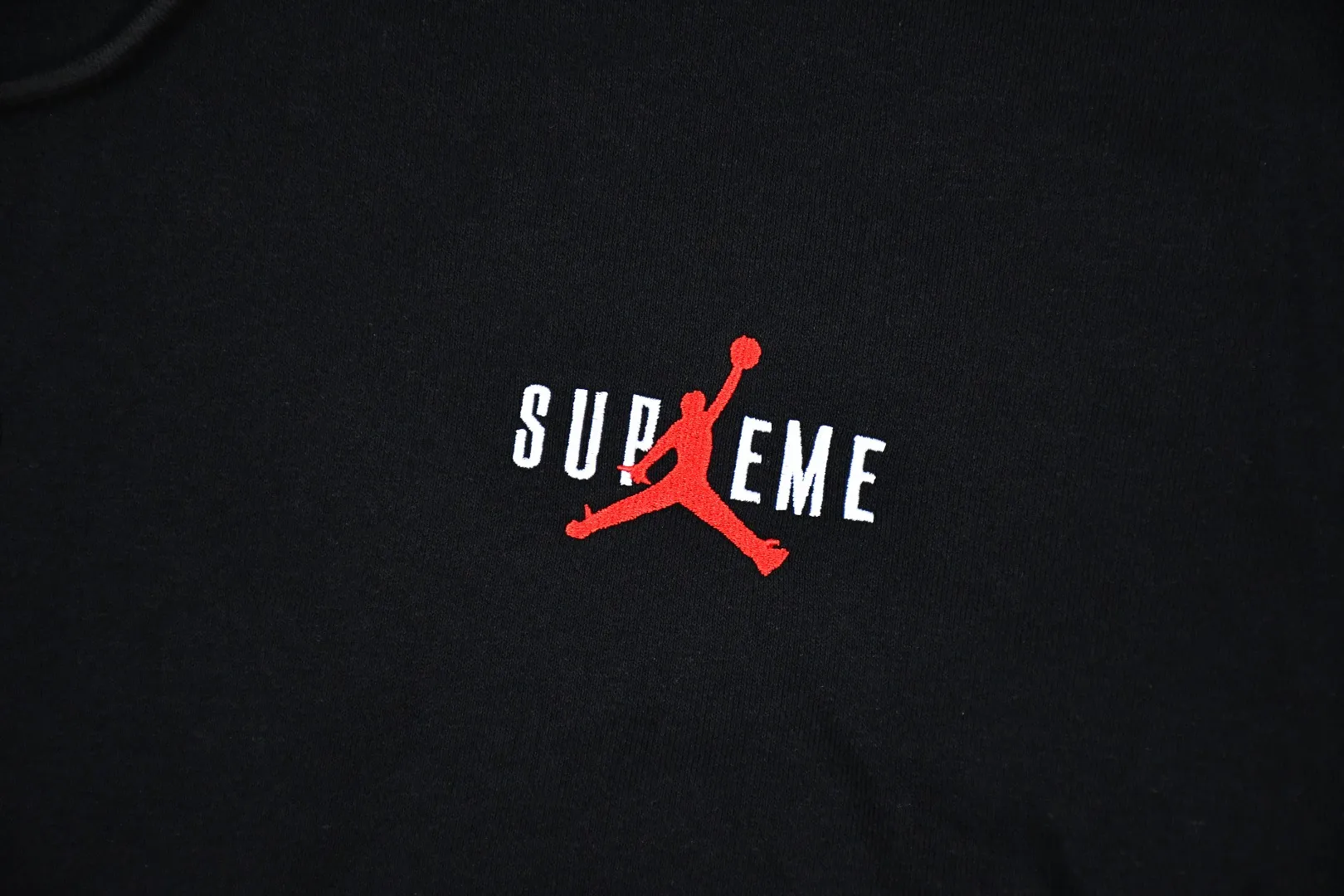 🅿️330 S285 top version Supreme x Jordan 24Fw AJ Jordan co-branded hooded velvet sweatshirt 1. Fabric: ZP test, custom woven and dyed, pure cotton 460G plus velvet main fabric 2. Embroidery: Embroidery equipment, using Behringer BEKS-Y924 machine (one level higher than Tajima embroidery machine) Embroidery thickness, saturation and size are consistent with ZP 3. Sewing process: Twelve places on the whole garment are made with four-needle and six-thread boneless splicing technology, processed by experienced foreign trade factories (ordinary factories cannot do it) 4. Hem and cuffs: all use 520G non-elastic threads (low-end products use elastic threads to cause the hem and cuffs to appear wavy) 5. Customized ZP main logo/washing water mark/tag/packaging bag (equipped with an extra-large thickened handbag) Color: black Size: S~XL