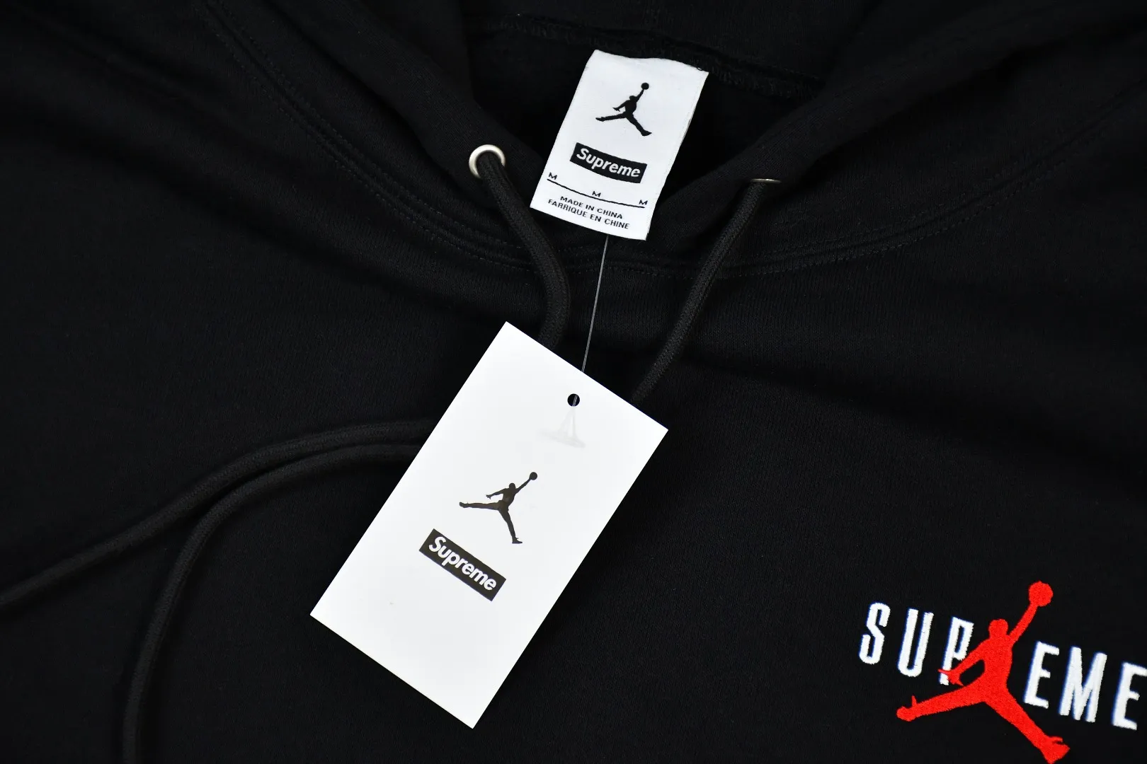 🅿️330 S285 top version Supreme x Jordan 24Fw AJ Jordan co-branded hooded velvet sweatshirt 1. Fabric: ZP test, custom woven and dyed, pure cotton 460G plus velvet main fabric 2. Embroidery: Embroidery equipment, using Behringer BEKS-Y924 machine (one level higher than Tajima embroidery machine) Embroidery thickness, saturation and size are consistent with ZP 3. Sewing process: Twelve places on the whole garment are made with four-needle and six-thread boneless splicing technology, processed by experienced foreign trade factories (ordinary factories cannot do it) 4. Hem and cuffs: all use 520G non-elastic threads (low-end products use elastic threads to cause the hem and cuffs to appear wavy) 5. Customized ZP main logo/washing water mark/tag/packaging bag (equipped with an extra-large thickened handbag) Color: black Size: S~XL