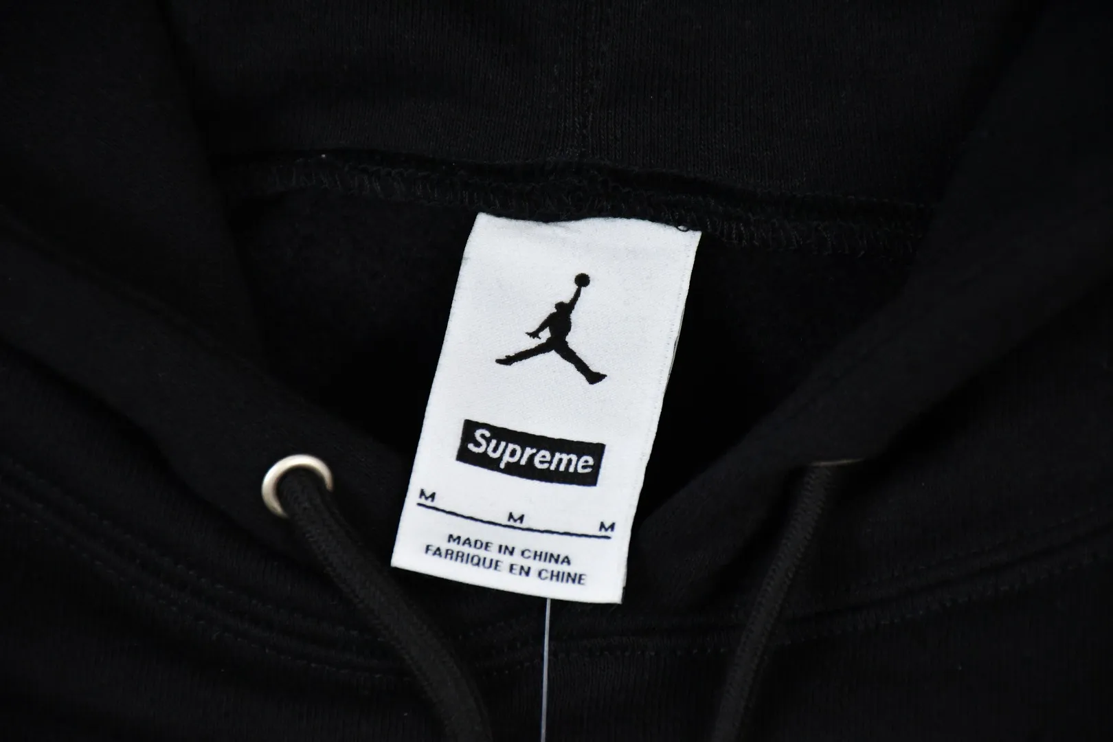 🅿️330 S285 top version Supreme x Jordan 24Fw AJ Jordan co-branded hooded velvet sweatshirt 1. Fabric: ZP test, custom woven and dyed, pure cotton 460G plus velvet main fabric 2. Embroidery: Embroidery equipment, using Behringer BEKS-Y924 machine (one level higher than Tajima embroidery machine) Embroidery thickness, saturation and size are consistent with ZP 3. Sewing process: Twelve places on the whole garment are made with four-needle and six-thread boneless splicing technology, processed by experienced foreign trade factories (ordinary factories cannot do it) 4. Hem and cuffs: all use 520G non-elastic threads (low-end products use elastic threads to cause the hem and cuffs to appear wavy) 5. Customized ZP main logo/washing water mark/tag/packaging bag (equipped with an extra-large thickened handbag) Color: black Size: S~XL