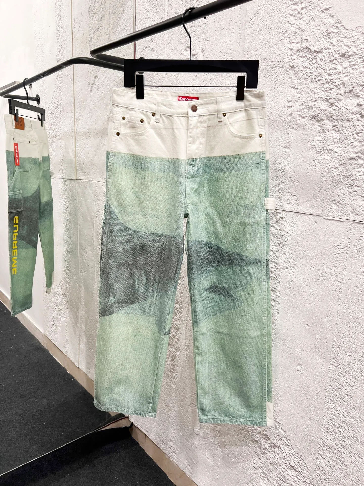 🅿️280 Style No.: H939 Supreme Damien Hirst co-branded WEEK1 Painter Jea animal print pattern loose casual American trendy casual pants. Same style for men and women. Top ceiling quality. Styles with different wash textures are very friendly to people with thin legs and thick legs. The straight and slim version is very flattering to the leg shape. The moderate length is timeless and easy to match. It is the basis of various styles. It is a must-have in the wardrobe! The fabric is stiff but also makes the upper body soft without losing texture. The washing process is even more perfect. It is a must-have item for everyone! ! ! Washed wheat, hang tag, pants label, three labels complete Color: green and white Size: 30, 32, 34, 36