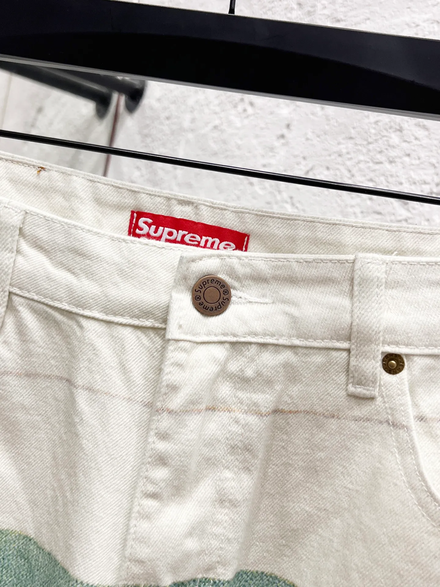 🅿️280 Style No.: H939 Supreme Damien Hirst co-branded WEEK1 Painter Jea animal print pattern loose casual American trendy casual pants. Same style for men and women. Top ceiling quality. Styles with different wash textures are very friendly to people with thin legs and thick legs. The straight and slim version is very flattering to the leg shape. The moderate length is timeless and easy to match. It is the basis of various styles. It is a must-have in the wardrobe! The fabric is stiff but also makes the upper body soft without losing texture. The washing process is even more perfect. It is a must-have item for everyone! ! ! Washed wheat, hang tag, pants label, three labels complete Color: green and white Size: 30, 32, 34, 36