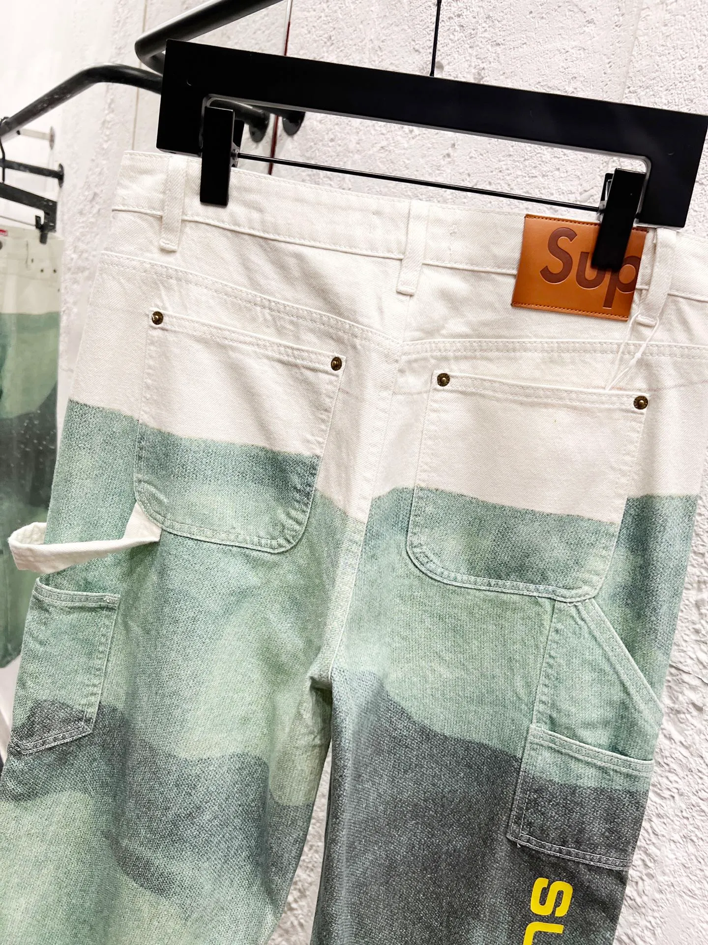 🅿️280 Style No.: H939 Supreme Damien Hirst co-branded WEEK1 Painter Jea animal print pattern loose casual American trendy casual pants. Same style for men and women. Top ceiling quality. Styles with different wash textures are very friendly to people with thin legs and thick legs. The straight and slim version is very flattering to the leg shape. The moderate length is timeless and easy to match. It is the basis of various styles. It is a must-have in the wardrobe! The fabric is stiff but also makes the upper body soft without losing texture. The washing process is even more perfect. It is a must-have item for everyone! ! ! Washed wheat, hang tag, pants label, three labels complete Color: green and white Size: 30, 32, 34, 36