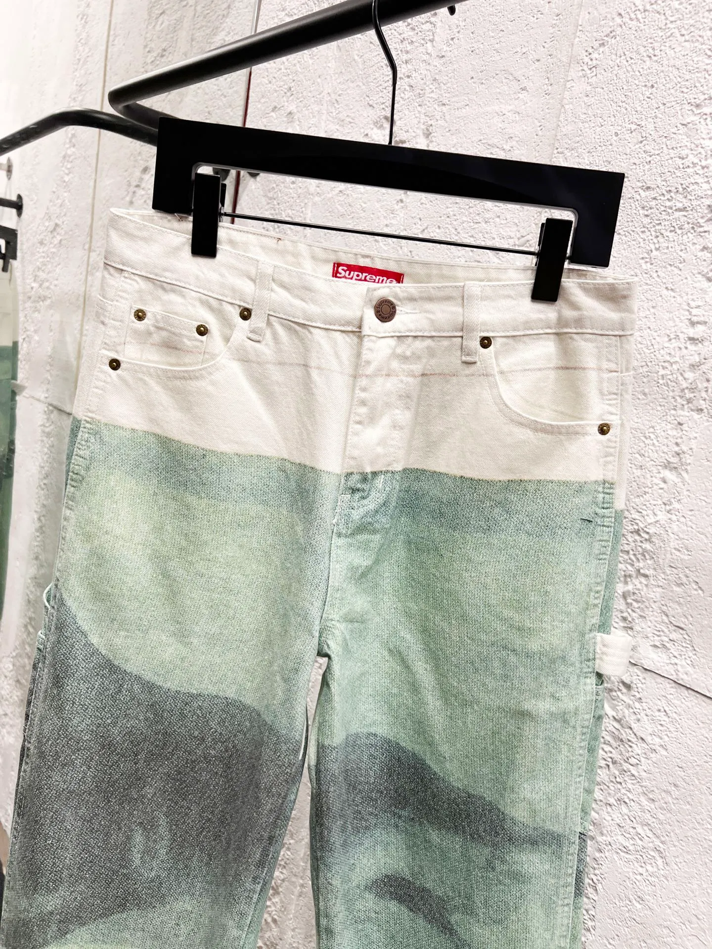 🅿️280 Style No.: H939 Supreme Damien Hirst co-branded WEEK1 Painter Jea animal print pattern loose casual American trendy casual pants. Same style for men and women. Top ceiling quality. Styles with different wash textures are very friendly to people with thin legs and thick legs. The straight and slim version is very flattering to the leg shape. The moderate length is timeless and easy to match. It is the basis of various styles. It is a must-have in the wardrobe! The fabric is stiff but also makes the upper body soft without losing texture. The washing process is even more perfect. It is a must-have item for everyone! ! ! Washed wheat, hang tag, pants label, three labels complete Color: green and white Size: 30, 32, 34, 36