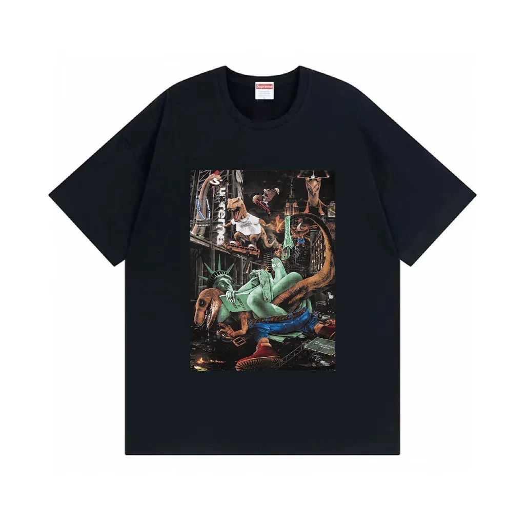 #S125 p110💰 Supreme 23SS T-REX TEE Tyrannosaurus City Battle Statue of Liberty, short-sleeved T-shirt, loose fit, made of 260g combed cotton double yarn, all three standards from fabrics to accessories, ZP, imported Matsui company slurry printing will never crack, the whole piece adopts three-needle five-thread process. The neckline-shoulder seam-sleeve seam is double-lined, which looks more three-dimensional and textured) The same process as the authentic original, classic version Feel free to compare zp. The whole piece adopts three-needle five-thread craftsmanship. The neckline-shoulder seam-sleeve seam is double-threaded, which looks more three-dimensional and textured.) It has the same craftsmanship as the original original, classic version. Color: Black White Size: S M L XL XXL