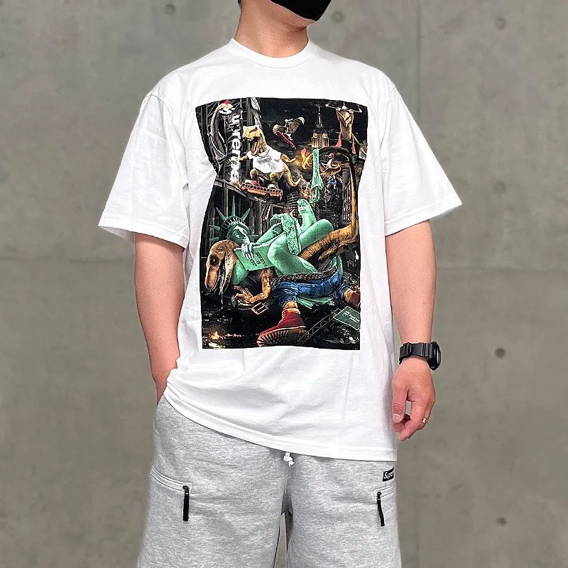 #S125 p110💰 Supreme 23SS T-REX TEE Tyrannosaurus City Battle Statue of Liberty, short-sleeved T-shirt, loose fit, made of 260g combed cotton double yarn, all three standards from fabrics to accessories, ZP, imported Matsui company slurry printing will never crack, the whole piece adopts three-needle five-thread process. The neckline-shoulder seam-sleeve seam is double-lined, which looks more three-dimensional and textured) The same process as the authentic original, classic version Feel free to compare zp. The whole piece adopts three-needle five-thread craftsmanship. The neckline-shoulder seam-sleeve seam is double-threaded, which looks more three-dimensional and textured.) It has the same craftsmanship as the original original, classic version. Color: Black White Size: S M L XL XXL