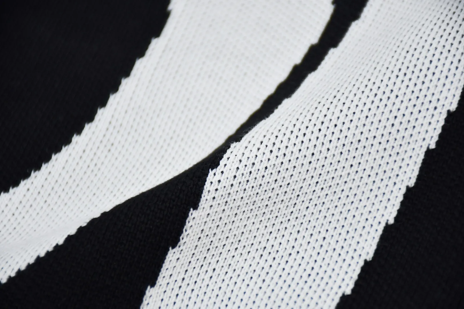 S528💰p390 Top version Supreme BIG LOGO JACQUARD HOODED SWEATSHIRT Hooded sweatshirt with big LOGO on the back. For those of us who focus on top Sup products, this sweatshirt is naturally available at our fingertips. ZP testing, custom weaving and dyeing, pure cotton 450G fleece main fabric, multiple stitching and tailoring design on the back, jacquard processing on the back, customized ZP co-branding, main label/wash water label/tag/packaging bag (Equipped with extra-large thickened handbag) There is a probability of passing the inspection version. If you put the original packaging picture together, there is a high probability of passing the test. Size: S-XL
