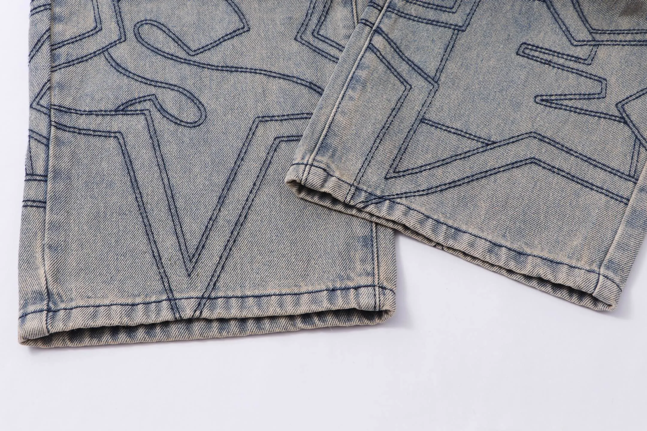 P260 model number: H88 Supreme & SS25 Paris-limited five-pointed star jeans for the opening season. Large R embroidered color jeans. Styles with different wash textures are very friendly to people with thin legs and thick legs. The slightly flared version is very flattering to the leg shape. Moderate length that never goes out of style, easy to match with casual, basic styling for various styles, a must-have in the wardrobe! The fabric is stiff but also makes the upper body soft without losing texture. The washing process is even more perfect. It is a must-have item for everyone! ! ! Washed wheat, hang tag, pants label, three labels complete Size: 30-32-34-36 Color: blue