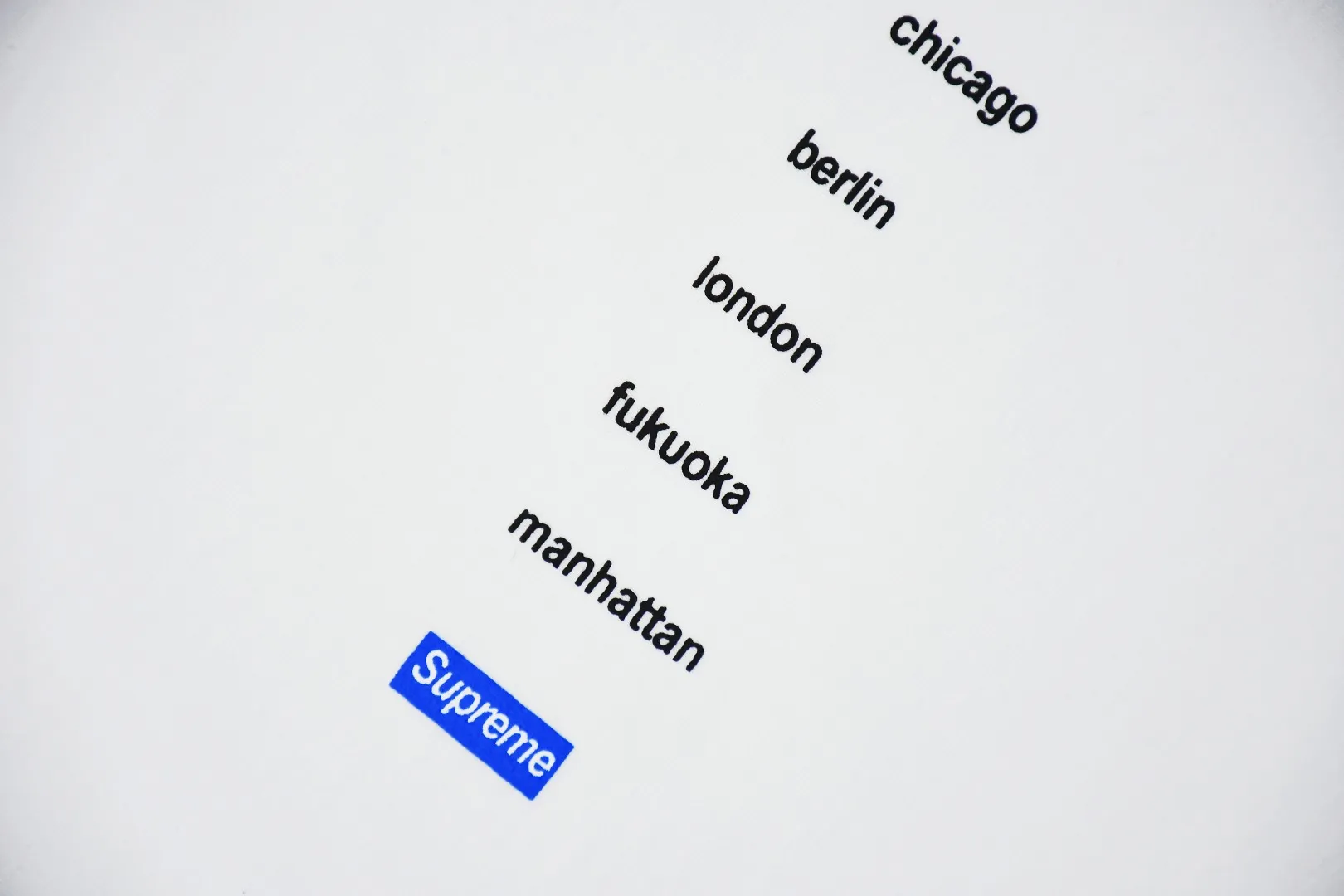 S222💰p130 Top version Supreme 23SS LOCATION TEE store city logo slogan printed short-sleeved T-shirt + using cylindrical seamless technology (original technology, no gaps on the sides of the clothes) The fabrics are all custom-woven and dyed, 280g weight, 100% cotton, cylindrical fabric. Cylindrical fabric is knitted fabric woven with a cylinder loom. The needles are distributed in a cylindrical shape on the fuselage. The gray fabric is a large cylinder that needs to be opened and shaped before it can be used further. There are no slits on the side of the clothes, so there is no washing label on the side of ordinary short-sleeves. There is only one collar label behind the neck. The printing is printed with thermosetting ink, also known as plastic. Ink, or self-adhesive ink, contains ingredients: mainly composed of polyvinyl chloride (PVC) and phthalates. PVC and phthalates, fixatives, stabilizers, and thickeners are mixed to form a thermal ink. Solid ink is not the digital direct printing advertised on the market. The printing texture of thermoset ink is something that digital direct printing cannot achieve. The collar label has a watermark anti-counterfeiting effect, a real anti-counterfeiting layer, a probability of passing the version, and a high probability of passing the original packaging picture. Customized full set of accessories Size: S-XL