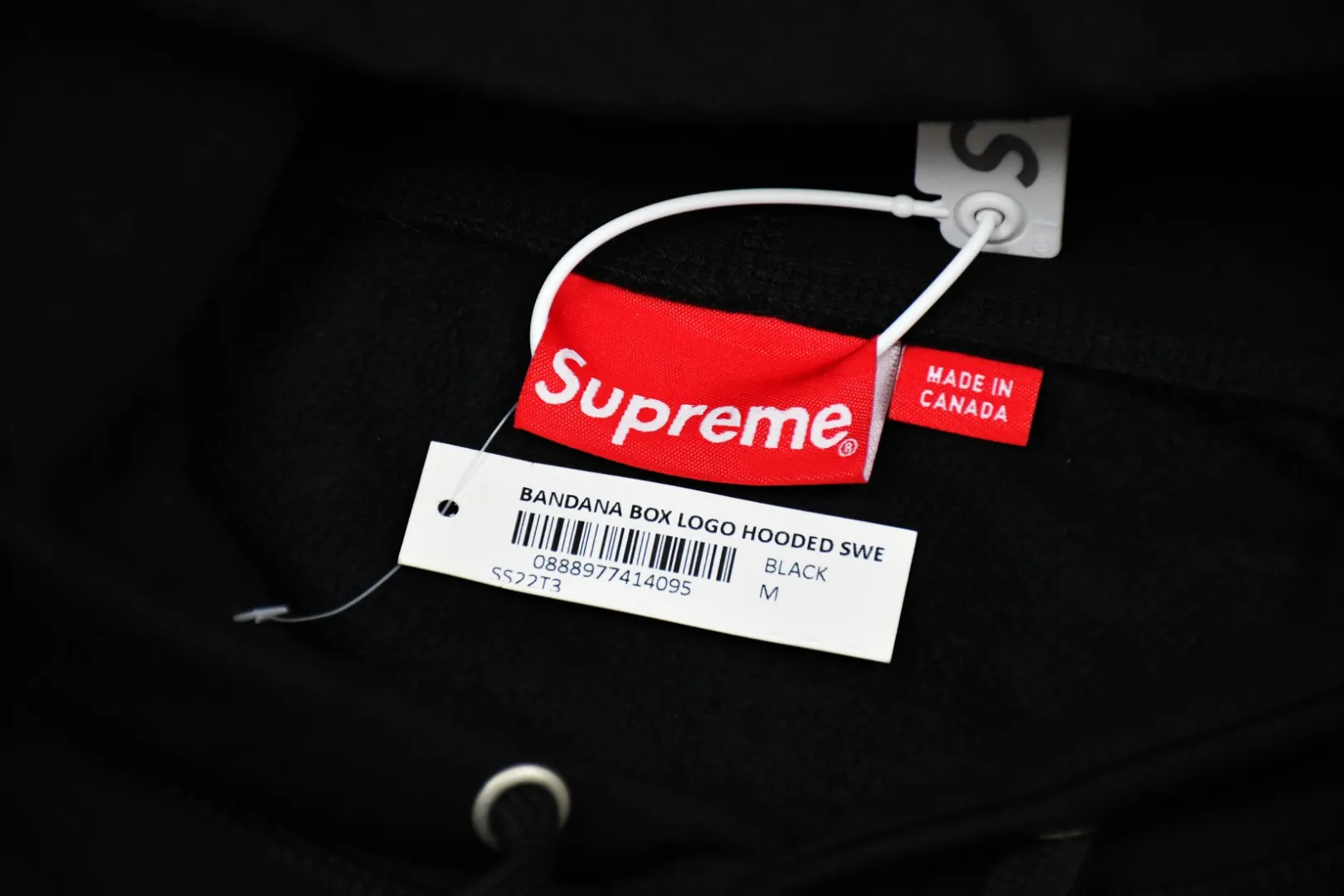 🅿️320 S209 top version Supreme FW19 Week 16 Bandana Box Logo Hooded Sweatshirt Cashew flower embroidered hooded fleece sweatshirt For those of us who focus on top Supreme, the cashew flower sweatshirt is naturally available. ZP purchase and pattern making operation 1. Fabric: ZP testing, custom weaving and dyeing, pure cotton 460G plus velvet main fabric, horizontal cutting, side stitching 520G 2X2 Thread 2. Embroidery: Embroidery equipment is operated by BEHRINGER BEKS-Y924 machine (a level higher than Tajima embroidery machine). The embroidery thickness, saturation and size are all consistent. 3. Sewing process: Four needles and six threads are used in 12 places on the whole garment. The boneless splicing process is processed by a senior foreign trade factory (ordinary factories cannot do it). 4. Hem and cuffs: all use 520G inelastic thread. (Low-end goods use elastic threads to cause the hem and cuffs to appear wavy) 5. Customized ZP main label/wash water label/hangtag/packaging bag (equipped with an extra-large thickened handbag) Size: S~XL