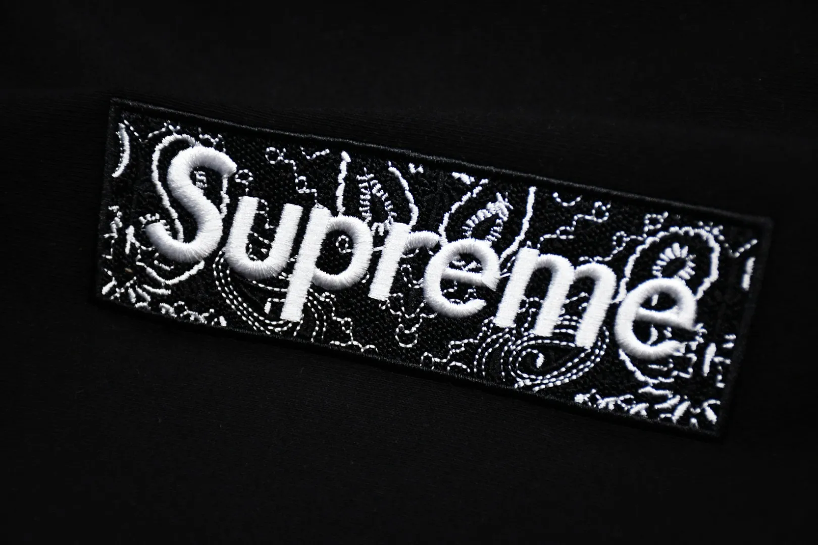 🅿️320 S209 top version Supreme FW19 Week 16 Bandana Box Logo Hooded Sweatshirt Cashew flower embroidered hooded fleece sweatshirt For those of us who focus on top Supreme, the cashew flower sweatshirt is naturally available. ZP purchase and pattern making operation 1. Fabric: ZP testing, custom weaving and dyeing, pure cotton 460G plus velvet main fabric, horizontal cutting, side stitching 520G 2X2 Thread 2. Embroidery: Embroidery equipment is operated by BEHRINGER BEKS-Y924 machine (a level higher than Tajima embroidery machine). The embroidery thickness, saturation and size are all consistent. 3. Sewing process: Four needles and six threads are used in 12 places on the whole garment. The boneless splicing process is processed by a senior foreign trade factory (ordinary factories cannot do it). 4. Hem and cuffs: all use 520G inelastic thread. (Low-end goods use elastic threads to cause the hem and cuffs to appear wavy) 5. Customized ZP main label/wash water label/hangtag/packaging bag (equipped with an extra-large thickened handbag) Size: S~XL