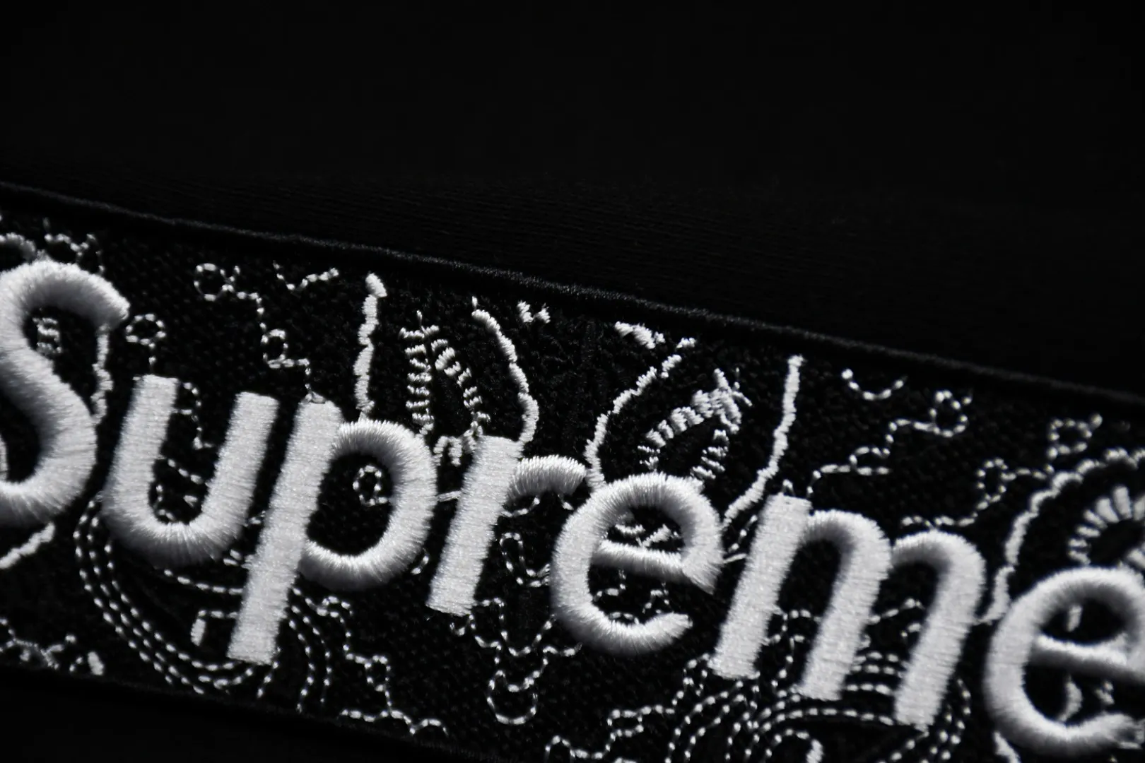 🅿️320 S209 top version Supreme FW19 Week 16 Bandana Box Logo Hooded Sweatshirt Cashew flower embroidered hooded fleece sweatshirt For those of us who focus on top Supreme, the cashew flower sweatshirt is naturally available. ZP purchase and pattern making operation 1. Fabric: ZP testing, custom weaving and dyeing, pure cotton 460G plus velvet main fabric, horizontal cutting, side stitching 520G 2X2 Thread 2. Embroidery: Embroidery equipment is operated by BEHRINGER BEKS-Y924 machine (a level higher than Tajima embroidery machine). The embroidery thickness, saturation and size are all consistent. 3. Sewing process: Four needles and six threads are used in 12 places on the whole garment. The boneless splicing process is processed by a senior foreign trade factory (ordinary factories cannot do it). 4. Hem and cuffs: all use 520G inelastic thread. (Low-end goods use elastic threads to cause the hem and cuffs to appear wavy) 5. Customized ZP main label/wash water label/hangtag/packaging bag (equipped with an extra-large thickened handbag) Size: S~XL