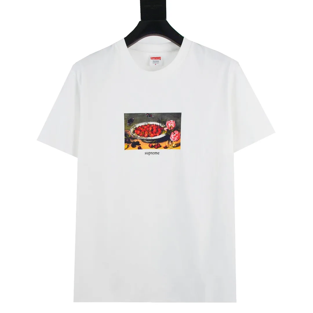 S312💰p136 Supreme 23ss Strawberries strawberry fruit plate oil painting short-sleeved T-shirt. Refuse to look at pictures to make goods. Refuse to compare with wrong versions. Use cylinder seamless technology (original technology, there are no stitched bones on the side of the clothes, key points of identification) The fabrics are all custom-woven and dyed, 280g weight, 100% cotton, cylindrical fabric. Cylindrical fabric is a knitted fabric woven with a cylinder loom. The needles are distributed in a cylindrical shape on the fuselage. The gray fabric is a large cylinder, which needs to be opened and shaped before it can be used further. There are no slits on the side of the clothes, so there is no washing label on the side of ordinary short-sleeves. There is only one collar label behind the neck. The printing uses thermosetting ink printing imported from Belgium (different from conventional heat transfer printing), also known as plastic ink, or self-adhesive ink. Its ingredients are: mainly composed of polyvinyl chloride (PVC) and phthalates. PVC and phthalates, solid color The thermosetting ink is composed of a mixture of agents, stabilizers, and thickeners. It is not the digital direct printing marketed on the market. The printing texture of thermosetting ink cannot be achieved by digital direct printing. The collar label has a watermark anti-counterfeiting effect, a real anti-counterfeiting layer, a version with a high probability of passing the inspection, and the original packaging picture has a high probability of passing the test. Size：S-XL