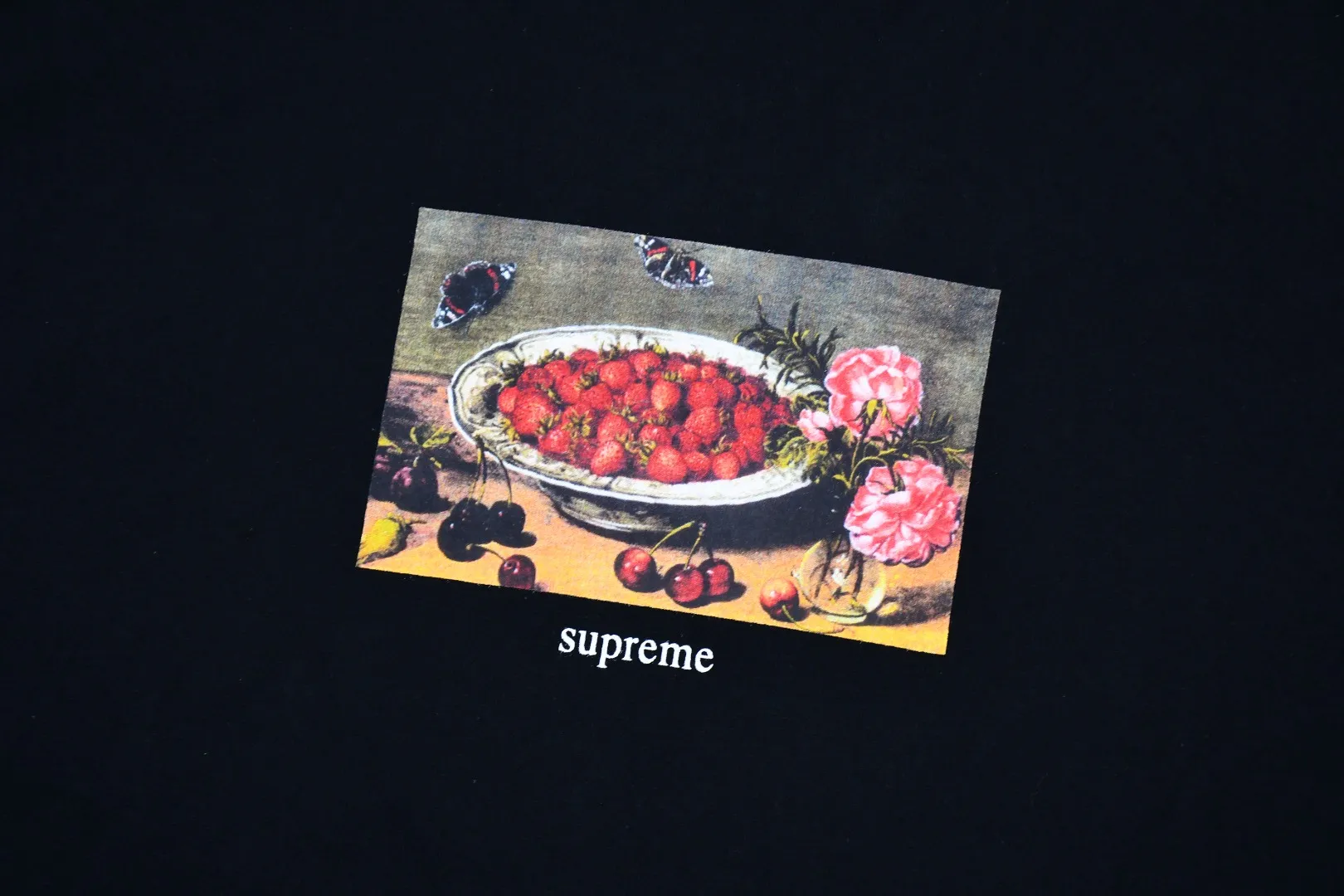S312💰p136 Supreme 23ss Strawberries strawberry fruit plate oil painting short-sleeved T-shirt. Refuse to look at pictures to make goods. Refuse to compare with wrong versions. Use cylinder seamless technology (original technology, there are no stitched bones on the side of the clothes, key points of identification) The fabrics are all custom-woven and dyed, 280g weight, 100% cotton, cylindrical fabric. Cylindrical fabric is a knitted fabric woven with a cylinder loom. The needles are distributed in a cylindrical shape on the fuselage. The gray fabric is a large cylinder, which needs to be opened and shaped before it can be used further. There are no slits on the side of the clothes, so there is no washing label on the side of ordinary short-sleeves. There is only one collar label behind the neck. The printing uses thermosetting ink printing imported from Belgium (different from conventional heat transfer printing), also known as plastic ink, or self-adhesive ink. Its ingredients are: mainly composed of polyvinyl chloride (PVC) and phthalates. PVC and phthalates, solid color The thermosetting ink is composed of a mixture of agents, stabilizers, and thickeners. It is not the digital direct printing marketed on the market. The printing texture of thermosetting ink cannot be achieved by digital direct printing. The collar label has a watermark anti-counterfeiting effect, a real anti-counterfeiting layer, a version with a high probability of passing the inspection, and the original packaging picture has a high probability of passing the test. Size：S-XL