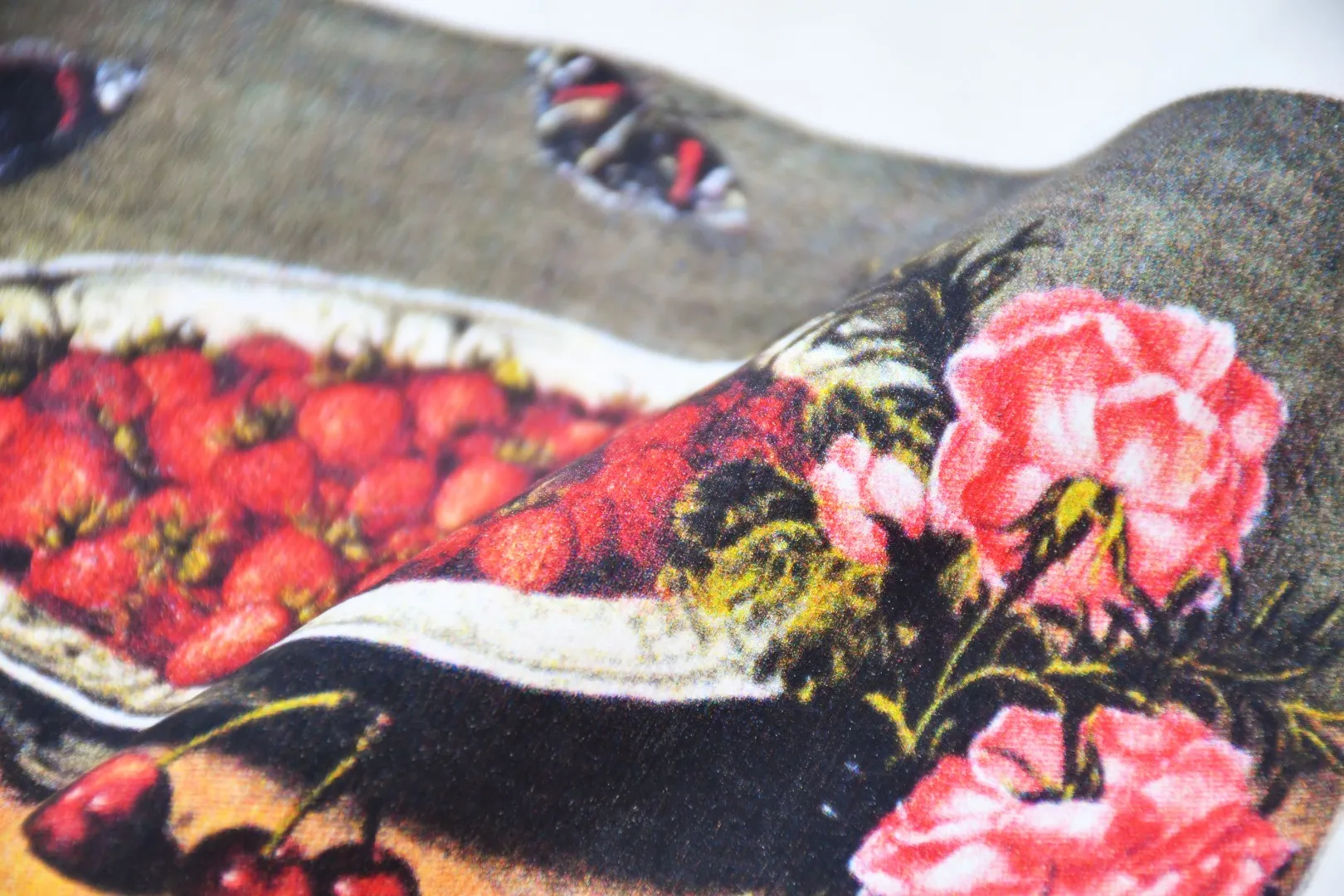 S312💰p136 Supreme 23ss Strawberries strawberry fruit plate oil painting short-sleeved T-shirt. Refuse to look at pictures to make goods. Refuse to compare with wrong versions. Use cylinder seamless technology (original technology, there are no stitched bones on the side of the clothes, key points of identification) The fabrics are all custom-woven and dyed, 280g weight, 100% cotton, cylindrical fabric. Cylindrical fabric is a knitted fabric woven with a cylinder loom. The needles are distributed in a cylindrical shape on the fuselage. The gray fabric is a large cylinder, which needs to be opened and shaped before it can be used further. There are no slits on the side of the clothes, so there is no washing label on the side of ordinary short-sleeves. There is only one collar label behind the neck. The printing uses thermosetting ink printing imported from Belgium (different from conventional heat transfer printing), also known as plastic ink, or self-adhesive ink. Its ingredients are: mainly composed of polyvinyl chloride (PVC) and phthalates. PVC and phthalates, solid color The thermosetting ink is composed of a mixture of agents, stabilizers, and thickeners. It is not the digital direct printing marketed on the market. The printing texture of thermosetting ink cannot be achieved by digital direct printing. The collar label has a watermark anti-counterfeiting effect, a real anti-counterfeiting layer, a version with a high probability of passing the inspection, and the original packaging picture has a high probability of passing the test. Size：S-XL