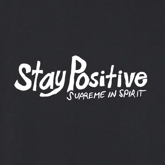 S233 P110💰 Supreme Week 1 Stay Positive Tee Stay Positive English printed round neck short-sleeved American trendy T-shirt. Same style for men and women. Loose fit. Made of 260g combed cotton double yarn. All three standards are complete from fabrics to accessories. ZP. Imported Matsui company's slurry printing will never crack. The whole piece adopts three-needle five-thread technology. The collar-shoulder seam-sleeve seam is double-lined, which looks more three-dimensional and textured.) The same process as the original version, classic version Feel free to compare zp. The whole piece adopts three-needle five-thread craftsmanship (neckline-shoulder seam-sleeve seam double thread, which looks more three-dimensional and textured). It has the same craftsmanship as the original original, classic version. Color: black, white, light gray, pink, navy. Size: S M L XL XXL