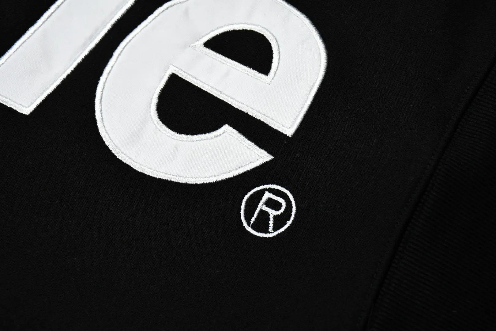 S504💰p330 Top version Supreme 22FW Satin Appliqué Hooded Sweatshirt with patch embroidery LOGO on the back. For those of us who focus on the top Supreme, this sweatshirt is naturally available. ZP purchase and pattern making operation 1. Fabric: ZP testing, custom weaving and dyeing, pure cotton 460G fleece main fabric 2. Technology: Large area embroidered letters on the back Imported Behringer embroidery machine work, exquisite and perfect presentation 3. Hem and cuffs: both use 520G non-elastic threads (low-end products use elastic threads, which cause the hem and cuffs to appear wavy) 4. Customized ZP main label/wash water label/tag/packaging bag (equipped with an extra-large thickened handbag) Color: black and white/black/grey/royal blue/red/green/brown Size: S~XL