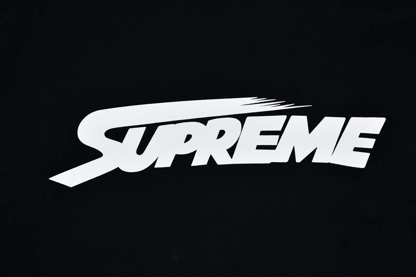 S322💰p130 Supreme 24ss Mont Blanc short-sleeved T-shirt. Refuse to look at pictures to make goods. Refuse to compare with wrong versions. Use cylindrical seamless technology (original technology. There are no stitched bones on the side of the clothes. Key points of identification) The fabrics are all custom-woven and dyed, 280g weight, 100% cotton, cylindrical fabric. Cylindrical fabric is a knitted fabric woven with a cylinder loom. The needles are distributed in a cylindrical shape on the fuselage. The gray fabric is a large cylinder, which needs to be opened and shaped before it can be used further. There are no slits on the side of the clothes, so there is no washing label on the side of ordinary short-sleeves. There is only one collar label behind the neck. The printing uses thermosetting ink printing imported from Belgium (different from conventional heat transfer printing), also known as plastic ink, or self-adhesive ink. Its ingredients are: mainly composed of polyvinyl chloride (PVC) and phthalates. PVC and phthalates, solid color The thermosetting ink is composed of a mixture of agents, stabilizers, and thickeners. It is not the digital direct printing marketed on the market. The printing texture of thermosetting ink cannot be achieved by digital direct printing. The collar label has a watermark anti-counterfeiting effect, a real anti-counterfeiting layer, a version with a high probability of passing the inspection, and the original packaging picture has a high probability of passing the test. Size：S-XL