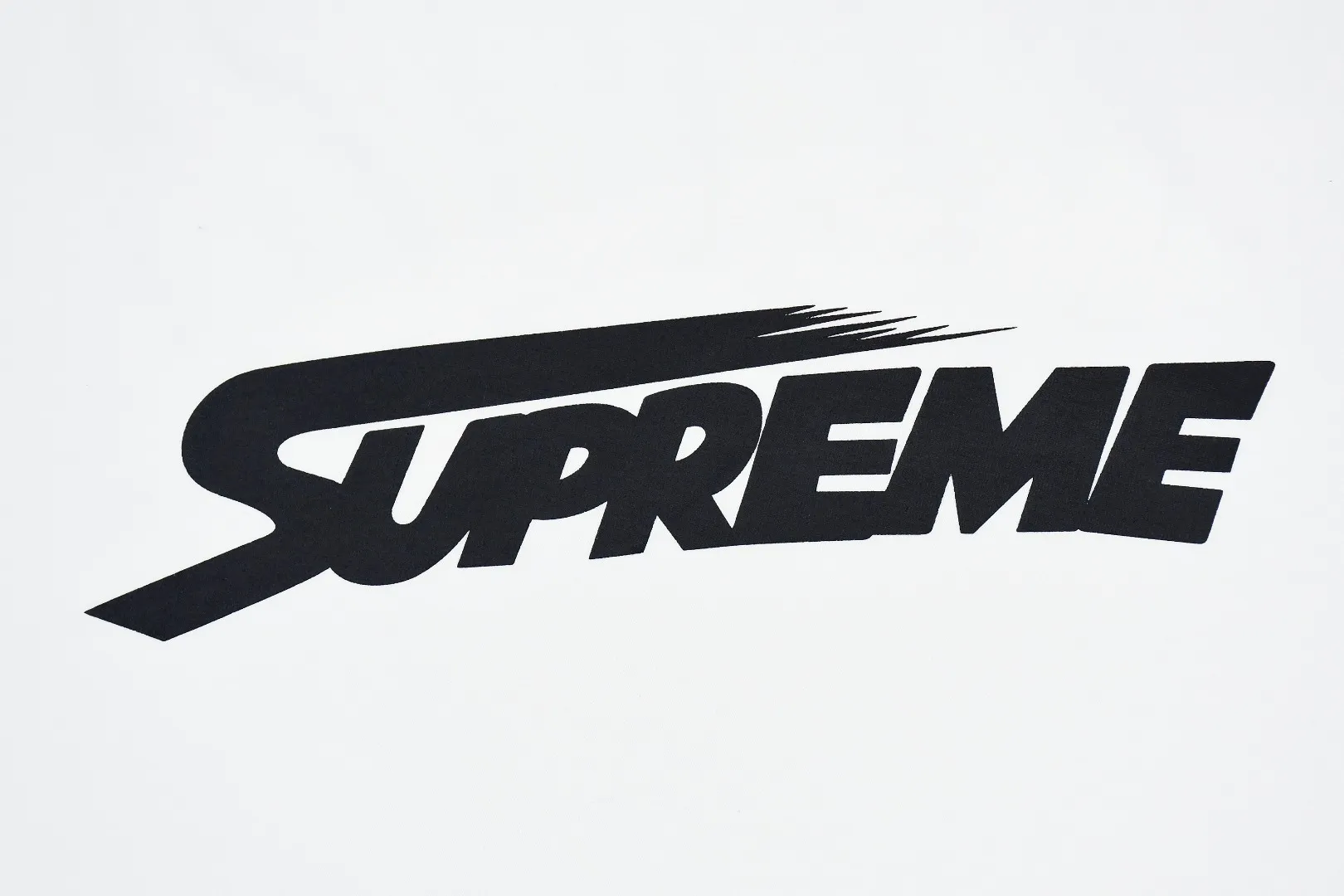 S322💰p130 Supreme 24ss Mont Blanc short-sleeved T-shirt. Refuse to look at pictures to make goods. Refuse to compare with wrong versions. Use cylindrical seamless technology (original technology. There are no stitched bones on the side of the clothes. Key points of identification) The fabrics are all custom-woven and dyed, 280g weight, 100% cotton, cylindrical fabric. Cylindrical fabric is a knitted fabric woven with a cylinder loom. The needles are distributed in a cylindrical shape on the fuselage. The gray fabric is a large cylinder, which needs to be opened and shaped before it can be used further. There are no slits on the side of the clothes, so there is no washing label on the side of ordinary short-sleeves. There is only one collar label behind the neck. The printing uses thermosetting ink printing imported from Belgium (different from conventional heat transfer printing), also known as plastic ink, or self-adhesive ink. Its ingredients are: mainly composed of polyvinyl chloride (PVC) and phthalates. PVC and phthalates, solid color The thermosetting ink is composed of a mixture of agents, stabilizers, and thickeners. It is not the digital direct printing marketed on the market. The printing texture of thermosetting ink cannot be achieved by digital direct printing. The collar label has a watermark anti-counterfeiting effect, a real anti-counterfeiting layer, a version with a high probability of passing the inspection, and the original packaging picture has a high probability of passing the test. Size：S-XL