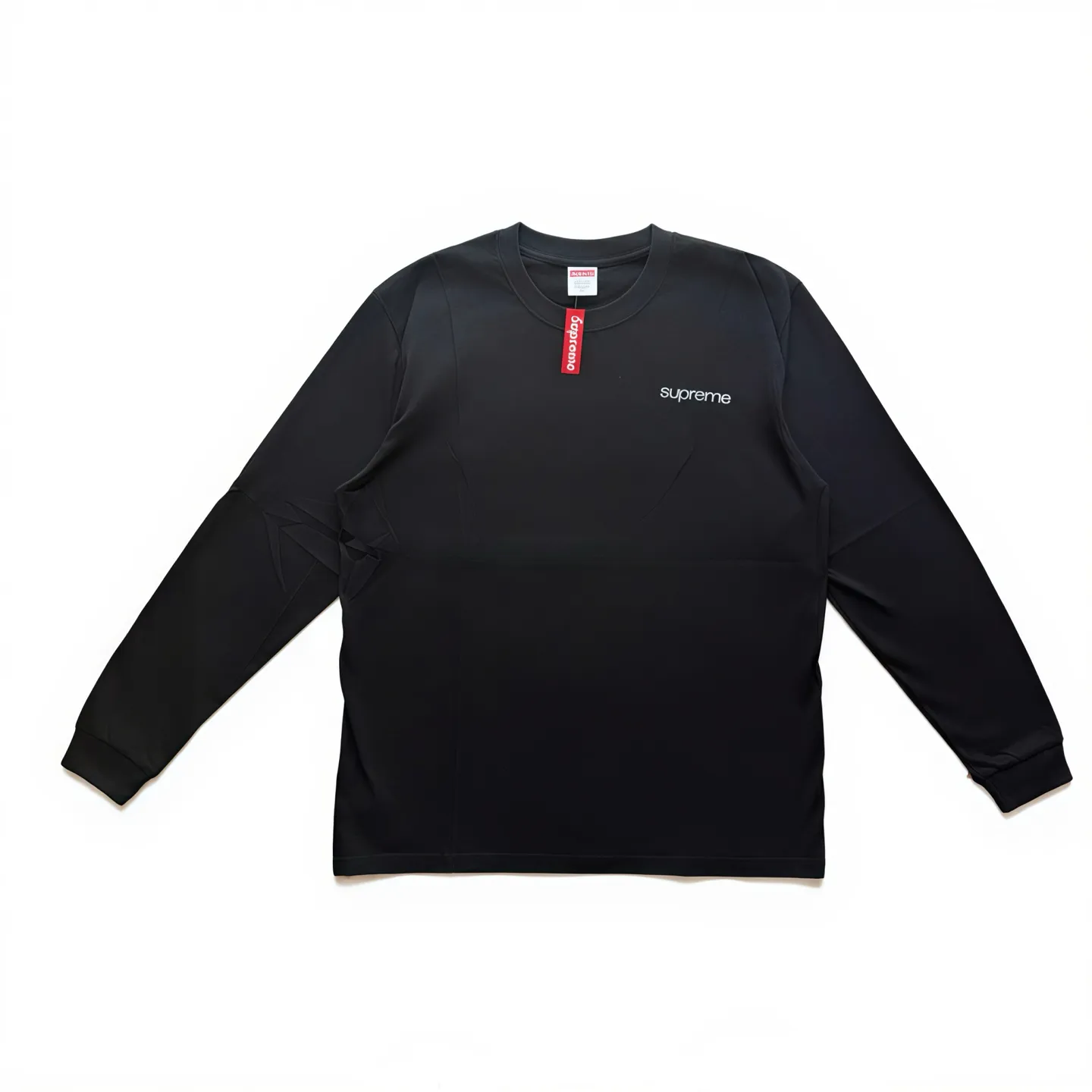 P140 Supreme FW23 WEEK17 NYC TEE logo round neck long-sleeved T-shirt, same style for men and women, using cylindrical seamless technology (original technology, there are no stitching bones on the side of the clothes, key points of identification) Fabric: All custom-woven and dyed, 280g weight, 100% cotton, cylindrical cloth, cylindrical cloth is a knitted fabric woven with a cylinder loom, the needles are distributed in a cylindrical shape on the fuselage, and the gray fabric is a large cylinder It needs to be opened and shaped before it can be used further. There is no slit on the side of the clothes, so there is no washing label on the side of ordinary short-sleeved clothes. There is only one collar label behind the neck, so the shape is very correct and not easy to deform (color: black and white)