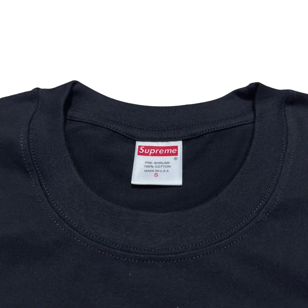 P140 Supreme FW23 WEEK17 NYC TEE logo round neck long-sleeved T-shirt, same style for men and women, using cylindrical seamless technology (original technology, there are no stitching bones on the side of the clothes, key points of identification) Fabric: All custom-woven and dyed, 280g weight, 100% cotton, cylindrical cloth, cylindrical cloth is a knitted fabric woven with a cylinder loom, the needles are distributed in a cylindrical shape on the fuselage, and the gray fabric is a large cylinder It needs to be opened and shaped before it can be used further. There is no slit on the side of the clothes, so there is no washing label on the side of ordinary short-sleeved clothes. There is only one collar label behind the neck, so the shape is very correct and not easy to deform (color: black and white)