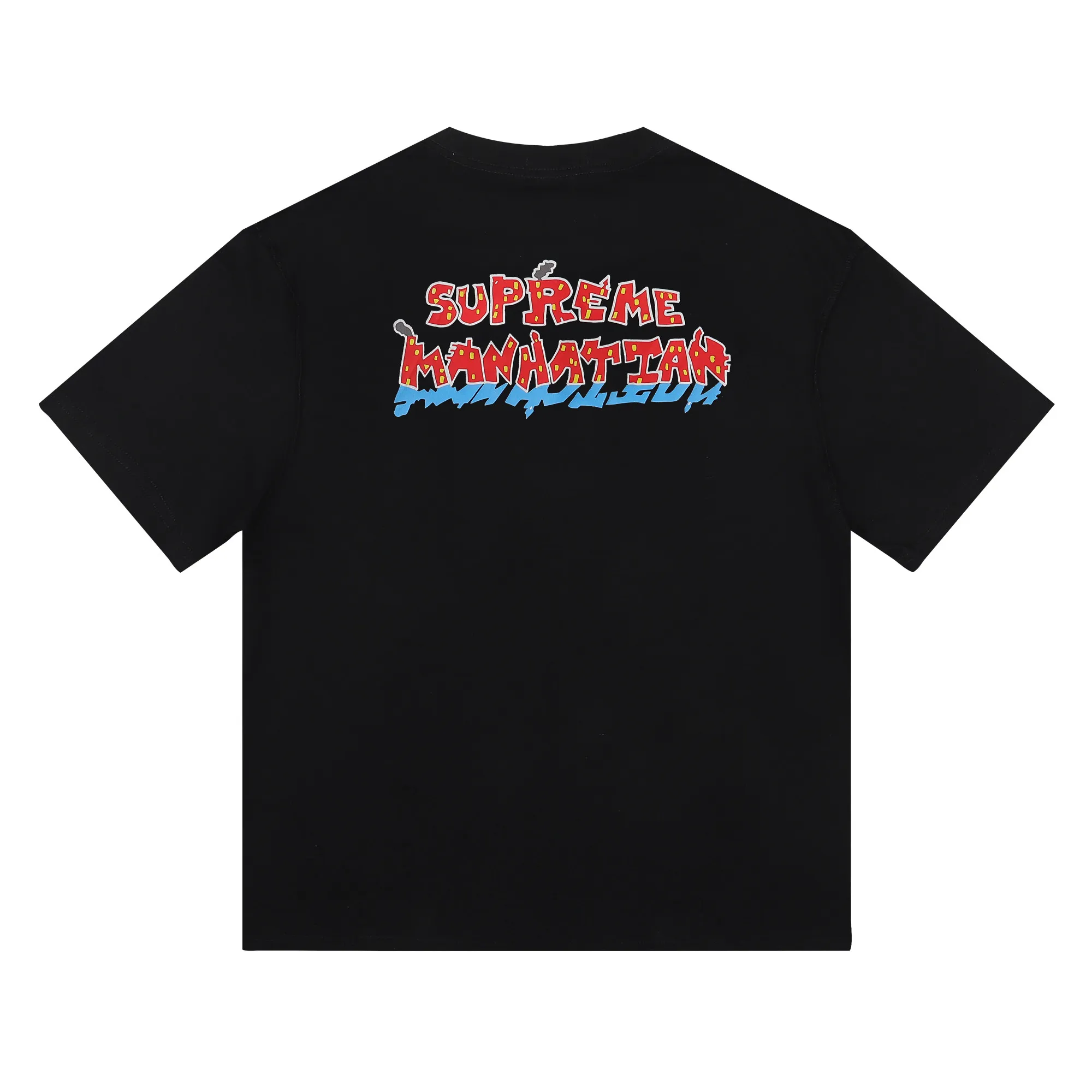P150 Supreme SS22 Week 19 Manhattan Tee cartoon letters Manhattan city street scene pattern printed round neck short-sleeved T-shirt. White foam breathable direct injection technology on the front and back. Heavy industry and heavy copy. Perfect reproduction. White black. SMLXL size. Shoulder width. Bust. Length. S 52 56 70 M 54 58 72 L 56 60 74 XL 58 62 76
