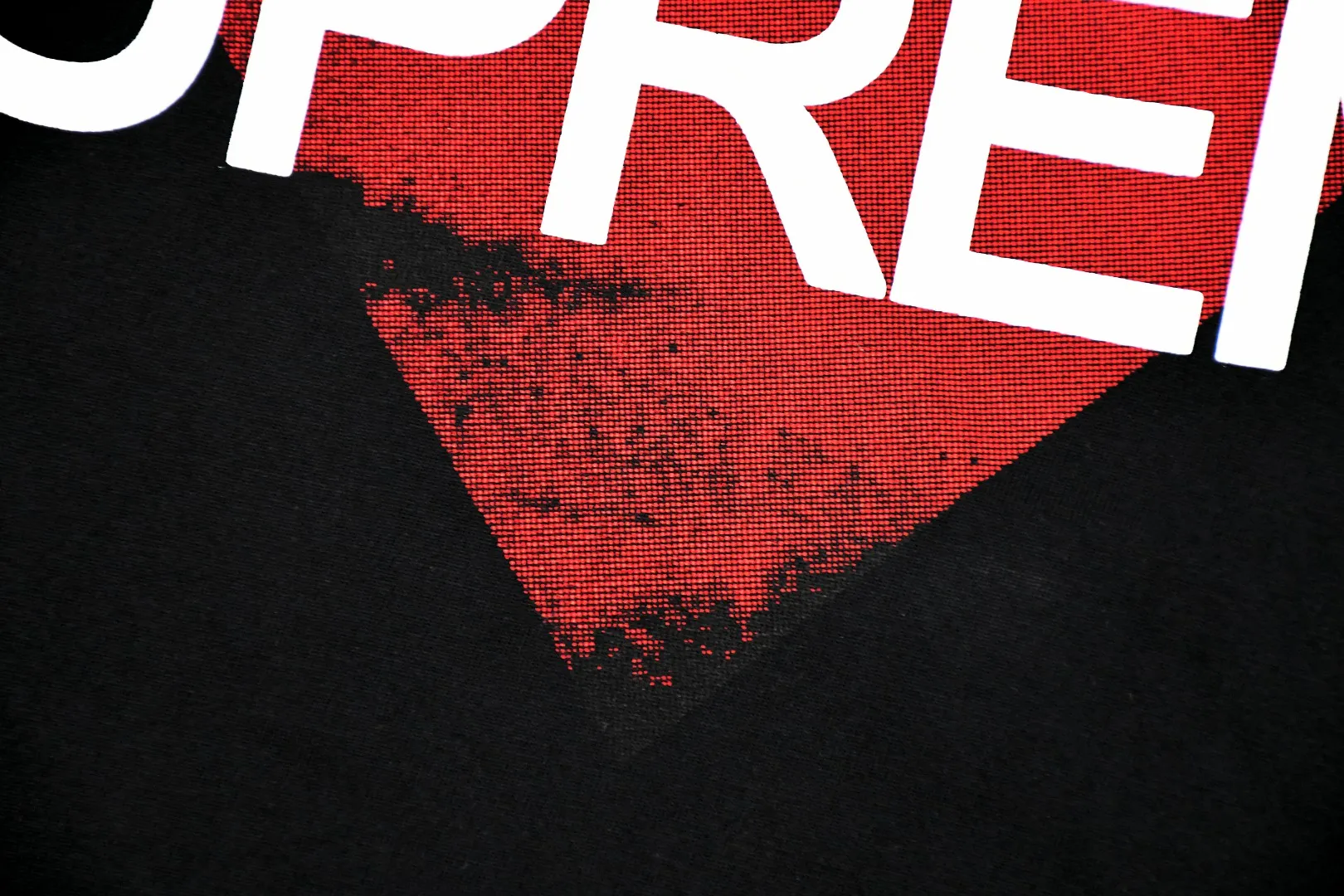 🅿️140 S193 top version Supreme 25ss Announcing Love Logo printed short-sleeved T-shirt. Refuse to look at pictures to make products. Refuse to compare wrong versions. Use cylindrical seamless technology (original technology, there are no stitched bones on the side of the clothes, the key point of identification) The fabrics are all custom-woven and dyed, 280g weight, 100% cotton, cylindrical fabric. Cylindrical fabric is a knitted fabric woven with a cylinder loom. The needles are distributed in a cylindrical shape on the fuselage. The gray fabric is a large cylinder, which needs to be opened and shaped before it can be used further. There are no slits on the side of the clothes, so there is no washing label on the side of ordinary short-sleeves. There is only one collar label behind the neck. The printing uses heat-setting ink printing imported from Belgium (different from conventional heat transfer printing on the market), also known as plastic ink, or self-adhesive ink. Its ingredients: mainly composed of polyvinyl chloride (PVC) and phthalates, including PVC, phthalates, and color fixing agents. , stabilizer, and thickener are mixed to form thermoset ink, which is not the digital direct printing marketed on the market. The printing texture of thermoset ink cannot be achieved by digital direct printing. The new triple collar label has a watermark anti-counterfeiting effect, a real anti-counterfeiting layer, and has a high probability of passing the approved version. The original packaging picture has a high probability of passing Size：S-XL
