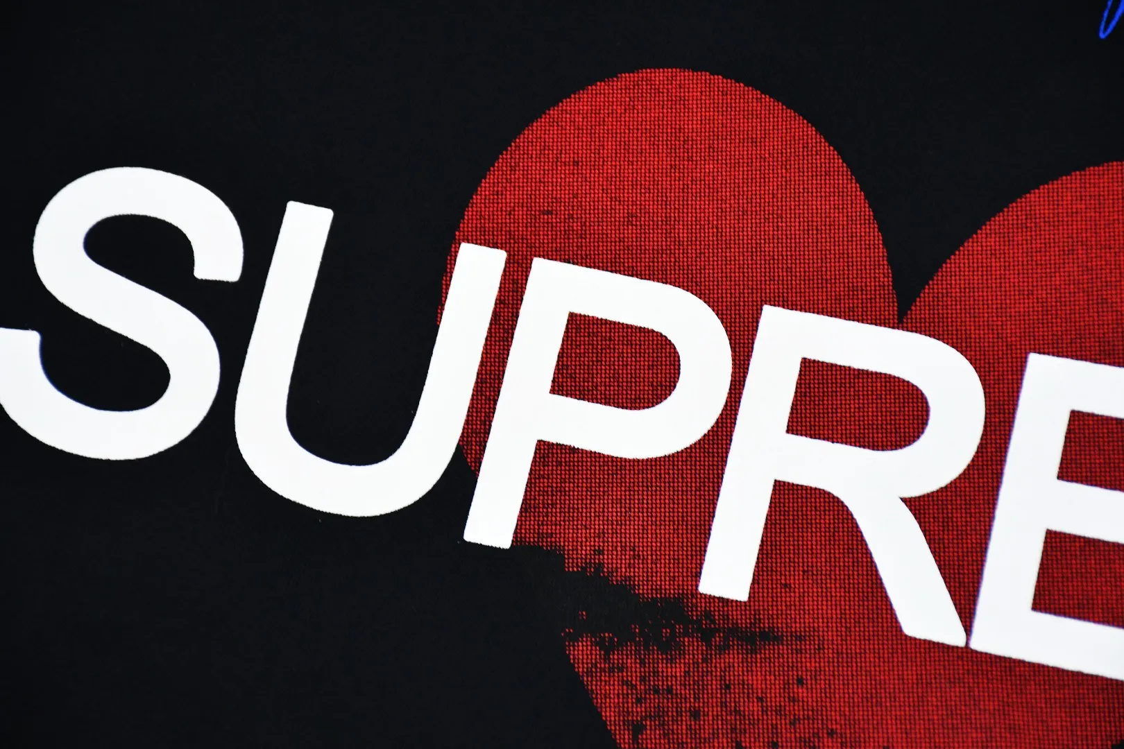 🅿️140 S193 top version Supreme 25ss Announcing Love Logo printed short-sleeved T-shirt. Refuse to look at pictures to make products. Refuse to compare wrong versions. Use cylindrical seamless technology (original technology, there are no stitched bones on the side of the clothes, the key point of identification) The fabrics are all custom-woven and dyed, 280g weight, 100% cotton, cylindrical fabric. Cylindrical fabric is a knitted fabric woven with a cylinder loom. The needles are distributed in a cylindrical shape on the fuselage. The gray fabric is a large cylinder, which needs to be opened and shaped before it can be used further. There are no slits on the side of the clothes, so there is no washing label on the side of ordinary short-sleeves. There is only one collar label behind the neck. The printing uses heat-setting ink printing imported from Belgium (different from conventional heat transfer printing on the market), also known as plastic ink, or self-adhesive ink. Its ingredients: mainly composed of polyvinyl chloride (PVC) and phthalates, including PVC, phthalates, and color fixing agents. , stabilizer, and thickener are mixed to form thermoset ink, which is not the digital direct printing marketed on the market. The printing texture of thermoset ink cannot be achieved by digital direct printing. The new triple collar label has a watermark anti-counterfeiting effect, a real anti-counterfeiting layer, and has a high probability of passing the approved version. The original packaging picture has a high probability of passing Size：S-XL