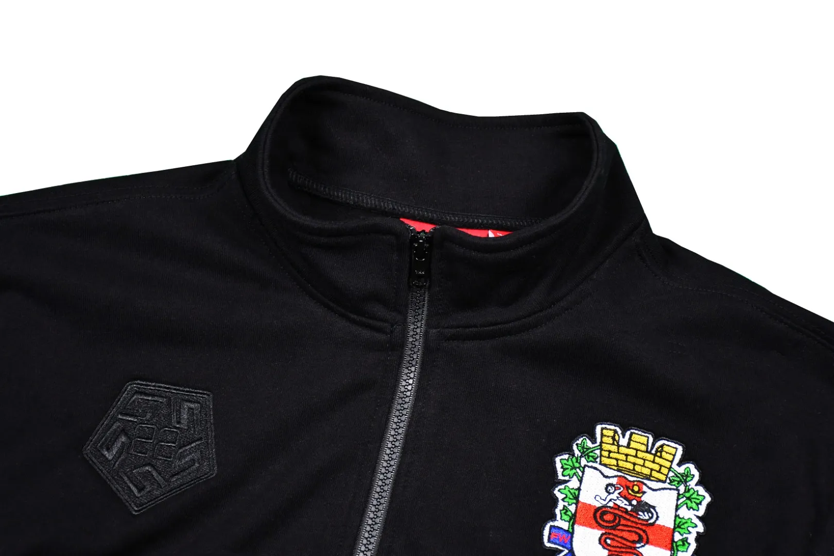 S500💰p410 Top version Supreme 22FW Milano Half Zip Pullover AC Milan limited half zipper pullover sweatshirt. For those of us who focus on top Supreme, this sweatshirt is naturally available at our fingertips. ZP purchase and pattern making operation 1. Fabric: According to ZP testing, custom-woven and dyed, pure cotton 460G fleece main fabric 2. Technology: extra custom-dyed machine patch, large area embroidered letters on the front Imported Behringer embroidery machine operation, exquisite and perfect presentation 3. Hem and cuffs: Customized color-blocking threads use 520G non-elastic threads (low-end products use elastic threads to cause the hem and cuffs to appear wavy) 4. Customized ZP YKK zipper/main label/wash label/tag/packing bag (equipped with extra-large thickened handbag) Size: S~XL