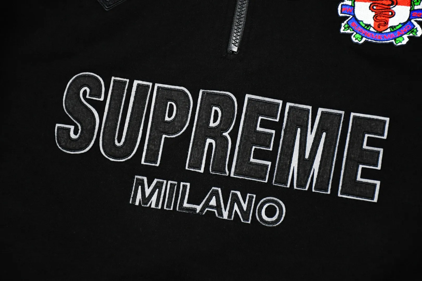 S500💰p410 Top version Supreme 22FW Milano Half Zip Pullover AC Milan limited half zipper pullover sweatshirt. For those of us who focus on top Supreme, this sweatshirt is naturally available at our fingertips. ZP purchase and pattern making operation 1. Fabric: According to ZP testing, custom-woven and dyed, pure cotton 460G fleece main fabric 2. Technology: extra custom-dyed machine patch, large area embroidered letters on the front Imported Behringer embroidery machine operation, exquisite and perfect presentation 3. Hem and cuffs: Customized color-blocking threads use 520G non-elastic threads (low-end products use elastic threads to cause the hem and cuffs to appear wavy) 4. Customized ZP YKK zipper/main label/wash label/tag/packing bag (equipped with extra-large thickened handbag) Size: S~XL