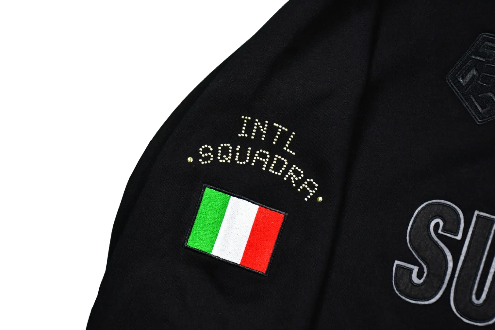 S500💰p410 Top version Supreme 22FW Milano Half Zip Pullover AC Milan limited half zipper pullover sweatshirt. For those of us who focus on top Supreme, this sweatshirt is naturally available at our fingertips. ZP purchase and pattern making operation 1. Fabric: According to ZP testing, custom-woven and dyed, pure cotton 460G fleece main fabric 2. Technology: extra custom-dyed machine patch, large area embroidered letters on the front Imported Behringer embroidery machine operation, exquisite and perfect presentation 3. Hem and cuffs: Customized color-blocking threads use 520G non-elastic threads (low-end products use elastic threads to cause the hem and cuffs to appear wavy) 4. Customized ZP YKK zipper/main label/wash label/tag/packing bag (equipped with extra-large thickened handbag) Size: S~XL