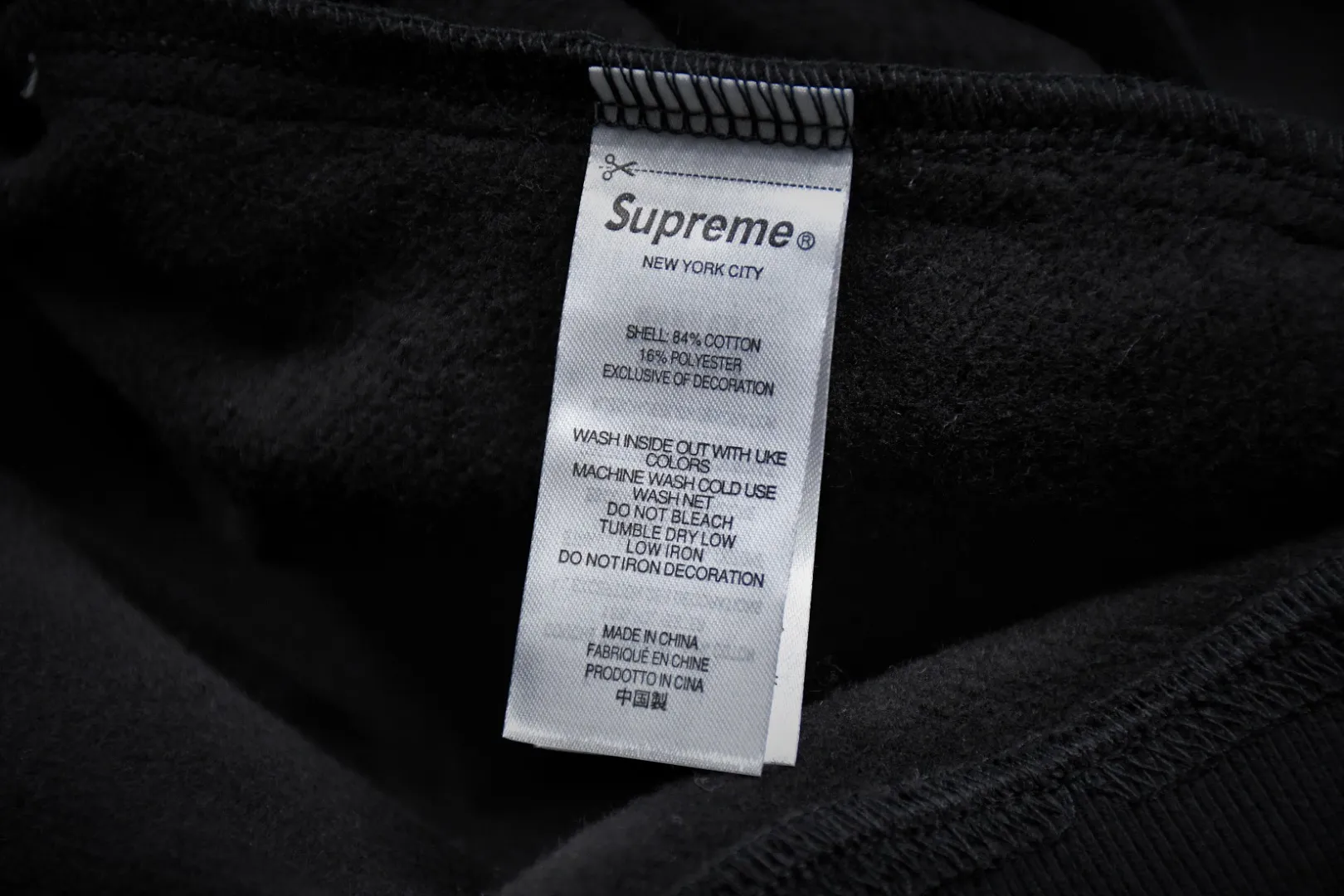 S500💰p410 Top version Supreme 22FW Milano Half Zip Pullover AC Milan limited half zipper pullover sweatshirt. For those of us who focus on top Supreme, this sweatshirt is naturally available at our fingertips. ZP purchase and pattern making operation 1. Fabric: According to ZP testing, custom-woven and dyed, pure cotton 460G fleece main fabric 2. Technology: extra custom-dyed machine patch, large area embroidered letters on the front Imported Behringer embroidery machine operation, exquisite and perfect presentation 3. Hem and cuffs: Customized color-blocking threads use 520G non-elastic threads (low-end products use elastic threads to cause the hem and cuffs to appear wavy) 4. Customized ZP YKK zipper/main label/wash label/tag/packing bag (equipped with extra-large thickened handbag) Size: S~XL