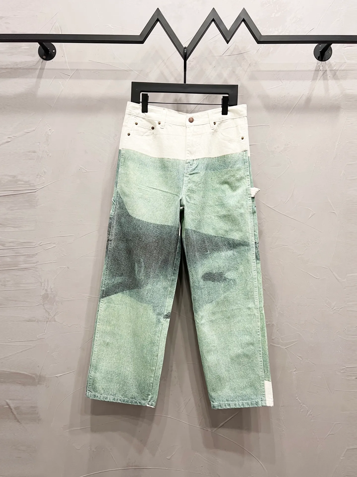 P250 model number: [M941] Supreme Damien Hirst co-branded WEEK1 Painter Jea animal print pattern loose casual American trendy casual pants. Same style for men and women. Top ceiling quality. Styles with different wash textures, very friendly to people with thin legs and thick legs. The straight and slim version is very flattering to the leg shape. The timeless moderate length makes it easy to match casually. It is the basic styling foundation for various styles. It is a must-have in the wardrobe! The fabric is stiff but also makes the upper body soft without losing texture. The washing process is even more perfect. It is a must-have item for everyone! ! ! Washed wheat, hang tag, pants label, three labels complete Color: white Size: 30, 32, 34, 36