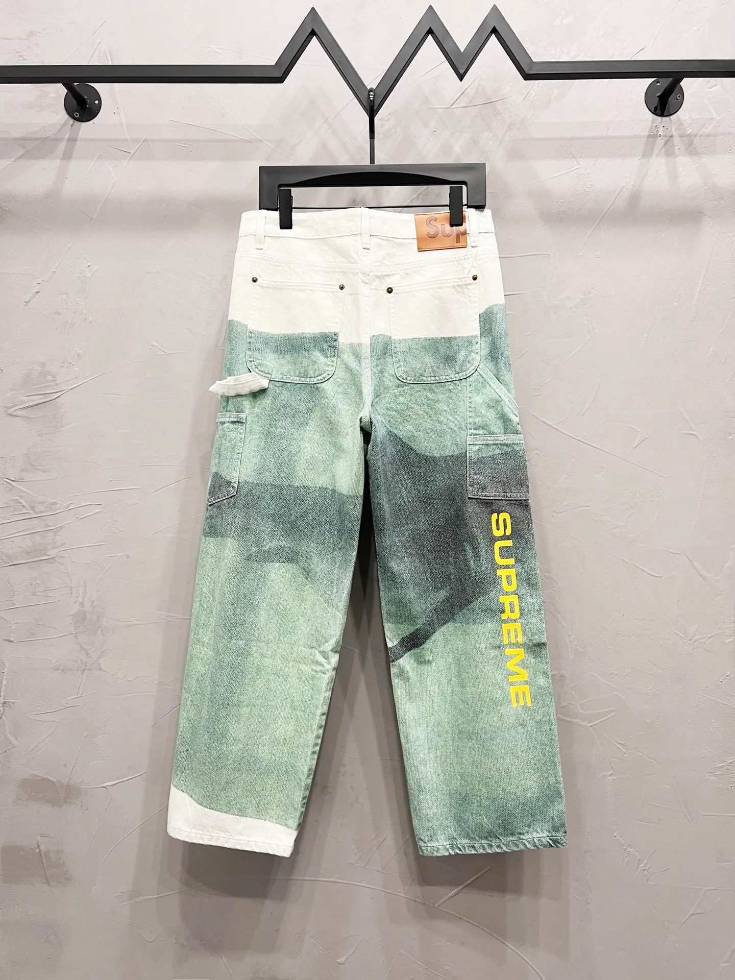 P250 model number: [M941] Supreme Damien Hirst co-branded WEEK1 Painter Jea animal print pattern loose casual American trendy casual pants. Same style for men and women. Top ceiling quality. Styles with different wash textures, very friendly to people with thin legs and thick legs. The straight and slim version is very flattering to the leg shape. The timeless moderate length makes it easy to match casually. It is the basic styling foundation for various styles. It is a must-have in the wardrobe! The fabric is stiff but also makes the upper body soft without losing texture. The washing process is even more perfect. It is a must-have item for everyone! ! ! Washed wheat, hang tag, pants label, three labels complete Color: white Size: 30, 32, 34, 36