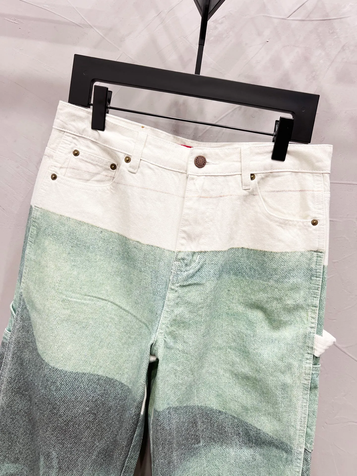P250 model number: [M941] Supreme Damien Hirst co-branded WEEK1 Painter Jea animal print pattern loose casual American trendy casual pants. Same style for men and women. Top ceiling quality. Styles with different wash textures, very friendly to people with thin legs and thick legs. The straight and slim version is very flattering to the leg shape. The timeless moderate length makes it easy to match casually. It is the basic styling foundation for various styles. It is a must-have in the wardrobe! The fabric is stiff but also makes the upper body soft without losing texture. The washing process is even more perfect. It is a must-have item for everyone! ! ! Washed wheat, hang tag, pants label, three labels complete Color: white Size: 30, 32, 34, 36