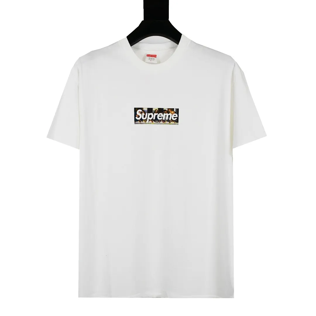 S64💰p130 Top version Supreme 21ss Milan Box Logo Tee Milan opening limited Last Supper short-sleeved T-shirt. For those of us who focus on top-level Sup products, this short-sleeved one is naturally available. It adopts cylindrical seamless technology (original technology, there are no stitching bones on the side of the clothes, the focus of identification) The fabrics are all custom-woven and dyed, 280g weight, 100% cotton, cylindrical fabric. Cylindrical fabric is knitted fabric woven with a cylinder loom. The needles are distributed in a cylindrical shape on the fuselage. The gray fabric is a large cylinder that needs to be opened and shaped before it can be used further. There are no slits on the side of the clothes, so there is no washing label on the side of ordinary short-sleeves. There is only one collar label behind the neck. The printing is printed with thermosetting ink, also known as plastic. Ink, or self-adhesive ink, contains ingredients: mainly composed of polyvinyl chloride (PVC) and phthalates. PVC and phthalates, fixatives, stabilizers, and thickeners are mixed to form a thermal ink. Solid ink is not the digital direct printing advertised on the market. The printing texture of thermoset ink is something that digital direct printing cannot achieve. The collar label has a watermark anti-counterfeiting effect, a real anti-counterfeiting layer, a probability of passing the version, and a high probability of passing the original packaging picture. Size：S-XL