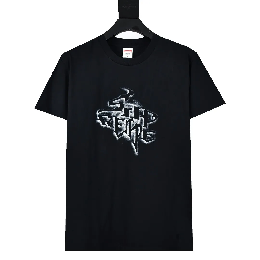 🅿️126 S189 top version Supreme 24FW letter spray-painted graffiti printed short-sleeved T-shirt. Refuse to look at pictures to make goods. Refuse to compare wrong versions. Use cylindrical seamless process (original process, there is no stitching bone on the side of the clothes, identification key point) The fabrics are all custom-woven and dyed, 280g weight, 100% cotton, cylindrical fabric. Cylindrical fabric is a knitted fabric woven with a cylinder loom. The needles are distributed in a cylindrical shape on the fuselage. The gray fabric is a large cylinder, which needs to be opened and shaped before it can be used further. There are no slits on the side of the clothes, so there is no washing label on the side of ordinary short-sleeves. There is only one collar label behind the neck. The printing uses thermosetting ink printing imported from Belgium (different from conventional thermal transfer printing), also known as plastic ink, or self-adhesive ink. Its ingredients are: mainly composed of polyvinyl chloride (PVC) and phthalates, including PVC and phthalates, fixing agents, Stabilizers and thickeners are mixed to form thermosetting ink, which is not the digital direct printing advertised on the market. The printing texture of thermosetting ink is unachievable by digital direct printing. The new triple collar label has a watermark anti-counterfeiting effect, a real anti-counterfeiting layer, a version with a high probability of passing the inspection, and the original packaging picture has a high probability of passing the test. Size��S-XL