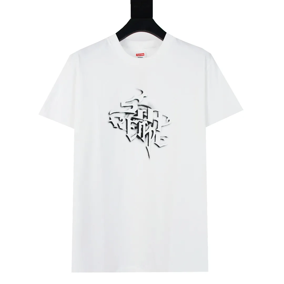 🅿️126 S189 top version Supreme 24FW letter spray-painted graffiti printed short-sleeved T-shirt. Refuse to look at pictures to make goods. Refuse to compare wrong versions. Use cylindrical seamless process (original process, there is no stitching bone on the side of the clothes, identification key point) The fabrics are all custom-woven and dyed, 280g weight, 100% cotton, cylindrical fabric. Cylindrical fabric is a knitted fabric woven with a cylinder loom. The needles are distributed in a cylindrical shape on the fuselage. The gray fabric is a large cylinder, which needs to be opened and shaped before it can be used further. There are no slits on the side of the clothes, so there is no washing label on the side of ordinary short-sleeves. There is only one collar label behind the neck. The printing uses thermosetting ink printing imported from Belgium (different from conventional thermal transfer printing), also known as plastic ink, or self-adhesive ink. Its ingredients are: mainly composed of polyvinyl chloride (PVC) and phthalates, including PVC and phthalates, fixing agents, Stabilizers and thickeners are mixed to form thermosetting ink, which is not the digital direct printing advertised on the market. The printing texture of thermosetting ink is unachievable by digital direct printing. The new triple collar label has a watermark anti-counterfeiting effect, a real anti-counterfeiting layer, a version with a high probability of passing the inspection, and the original packaging picture has a high probability of passing the test. Size��S-XL