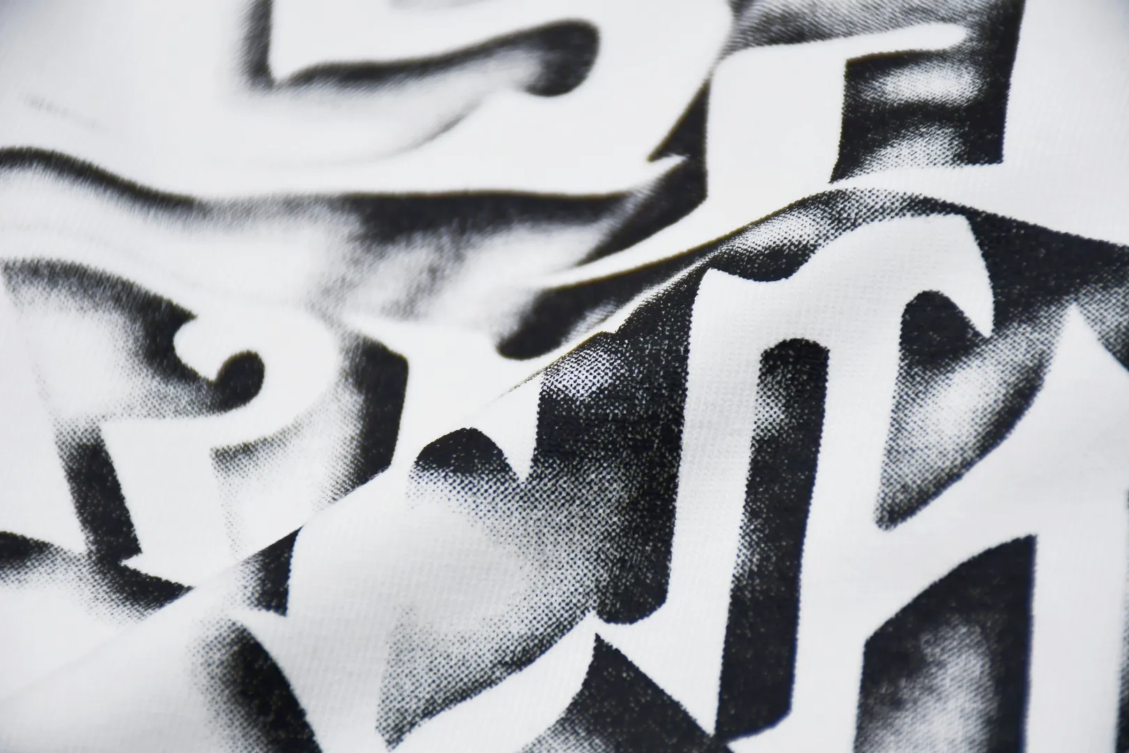🅿️126 S189 top version Supreme 24FW letter spray-painted graffiti printed short-sleeved T-shirt. Refuse to look at pictures to make goods. Refuse to compare wrong versions. Use cylindrical seamless process (original process, there is no stitching bone on the side of the clothes, identification key point) The fabrics are all custom-woven and dyed, 280g weight, 100% cotton, cylindrical fabric. Cylindrical fabric is a knitted fabric woven with a cylinder loom. The needles are distributed in a cylindrical shape on the fuselage. The gray fabric is a large cylinder, which needs to be opened and shaped before it can be used further. There are no slits on the side of the clothes, so there is no washing label on the side of ordinary short-sleeves. There is only one collar label behind the neck. The printing uses thermosetting ink printing imported from Belgium (different from conventional thermal transfer printing), also known as plastic ink, or self-adhesive ink. Its ingredients are: mainly composed of polyvinyl chloride (PVC) and phthalates, including PVC and phthalates, fixing agents, Stabilizers and thickeners are mixed to form thermosetting ink, which is not the digital direct printing advertised on the market. The printing texture of thermosetting ink is unachievable by digital direct printing. The new triple collar label has a watermark anti-counterfeiting effect, a real anti-counterfeiting layer, a version with a high probability of passing the inspection, and the original packaging picture has a high probability of passing the test. Size��S-XL