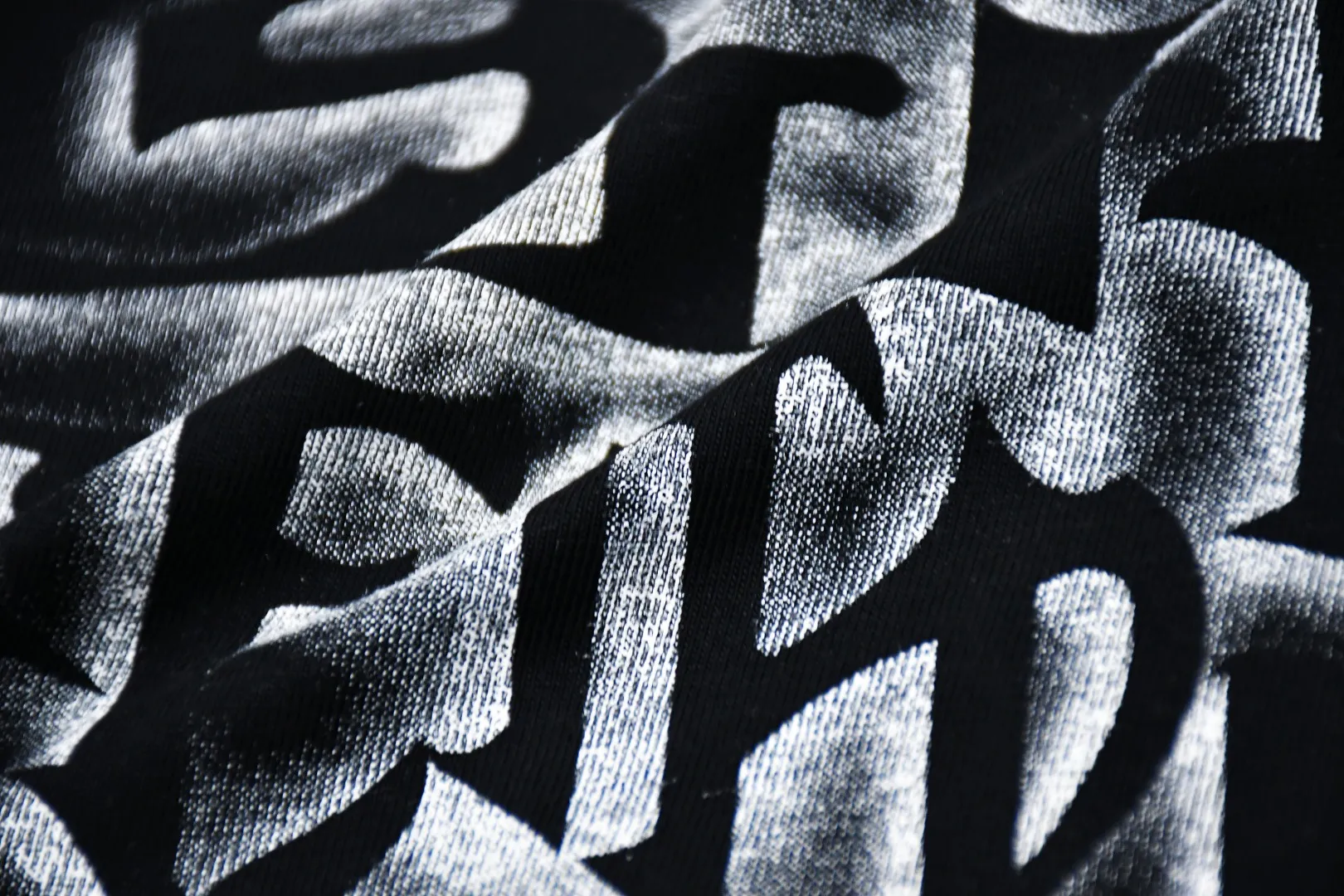 🅿️126 S189 top version Supreme 24FW letter spray-painted graffiti printed short-sleeved T-shirt. Refuse to look at pictures to make goods. Refuse to compare wrong versions. Use cylindrical seamless process (original process, there is no stitching bone on the side of the clothes, identification key point) The fabrics are all custom-woven and dyed, 280g weight, 100% cotton, cylindrical fabric. Cylindrical fabric is a knitted fabric woven with a cylinder loom. The needles are distributed in a cylindrical shape on the fuselage. The gray fabric is a large cylinder, which needs to be opened and shaped before it can be used further. There are no slits on the side of the clothes, so there is no washing label on the side of ordinary short-sleeves. There is only one collar label behind the neck. The printing uses thermosetting ink printing imported from Belgium (different from conventional thermal transfer printing), also known as plastic ink, or self-adhesive ink. Its ingredients are: mainly composed of polyvinyl chloride (PVC) and phthalates, including PVC and phthalates, fixing agents, Stabilizers and thickeners are mixed to form thermosetting ink, which is not the digital direct printing advertised on the market. The printing texture of thermosetting ink is unachievable by digital direct printing. The new triple collar label has a watermark anti-counterfeiting effect, a real anti-counterfeiting layer, a version with a high probability of passing the inspection, and the original packaging picture has a high probability of passing the test. Size��S-XL