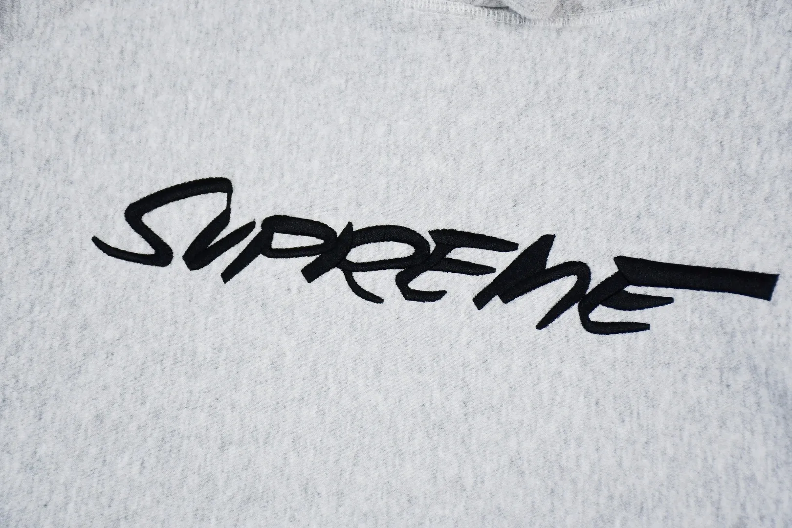 S524💰p330 Top version Supreme 24FW Futura Future slogan Hooded Sweatshirt Hooded sweatshirt Hooded fleece sweatshirt For those of us who focus on top Supreme, the cross sweatshirt is naturally available. ZP purchase and pattern making operation 1. Fabric: ZP testing, custom weaving and dyeing, pure cotton 460G plus fleece main fabric, horizontal cutting, side stitching 520G 2X2 thread 2. Embroidery: The embroidery equipment is operated by BEHRINGER BEKS-Y924 machine (a level higher than Tajima embroidery machine). The embroidery thickness, saturation and size are all consistent. 3. Sewing process: The whole garment adopts four-needle and six-thread boneless splicing technology in twelve places. Processed by a senior foreign trade factory (ordinary factories cannot do it). 4. Hem and cuffs: all use 520G inelastic thread. (Low-end products use elastic threads to cause the hem and cuffs to appear wavy) 5. Customized ZP main label/wash water label/hangtag/packaging bag (equipped with an extra-large thickened handbag) Size: S~XL