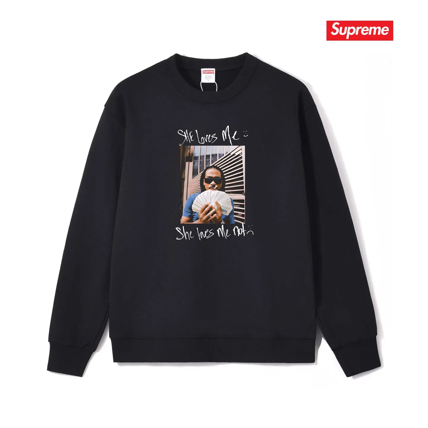 Style No. S1140 #terry p150💰 Plush 160💰 SS25 Sup She loves me printed round neck sweatshirt Made of 400g large terry (drop shoulder large version) fabric, soft texture and no pilling Imported environmentally friendly printing glue The pattern is bright and three-dimensional Quality💥Same style for men and women The upper body is trendy Color: black white gray Size: S M L XL XXL