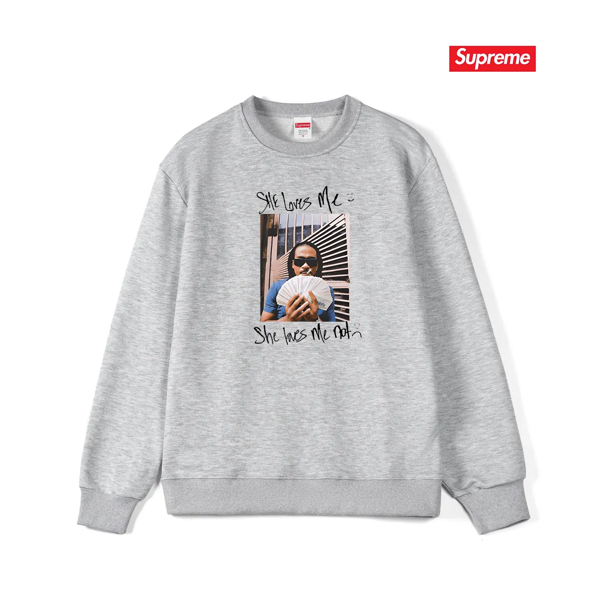 Style No. S1140 #terry p150💰 Plush 160💰 SS25 Sup She loves me printed round neck sweatshirt Made of 400g large terry (drop shoulder large version) fabric, soft texture and no pilling Imported environmentally friendly printing glue The pattern is bright and three-dimensional Quality💥Same style for men and women The upper body is trendy Color: black white gray Size: S M L XL XXL