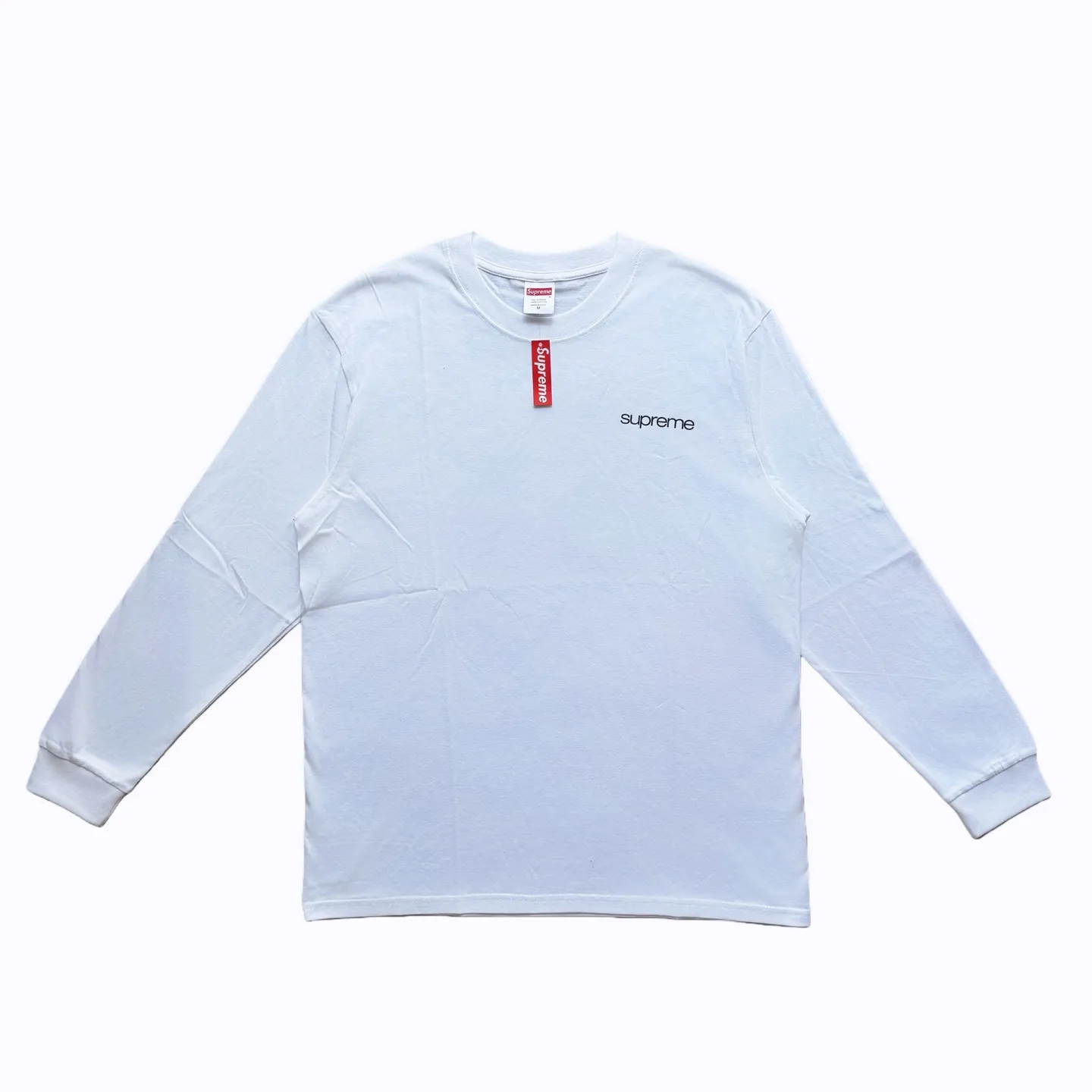P140 Supreme FW23 WEEK17 NYC TEE logo round neck long-sleeved T-shirt, same style for men and women, using cylindrical seamless technology (original technology, there are no stitching bones on the side of the clothes, key points of identification) Fabric: All custom-woven and dyed, 280g weight, 100% cotton, cylindrical cloth, cylindrical cloth is a knitted fabric woven with a cylinder loom, the needles are distributed in a cylindrical shape on the fuselage, and the gray fabric is a large cylinder It needs to be opened and shaped before it can be used further. There is no slit on the side of the clothes, so there is no washing label on the side of ordinary short-sleeved clothes. There is only one collar label behind the neck, so the shape is very correct and not easy to deform (color: black and white)