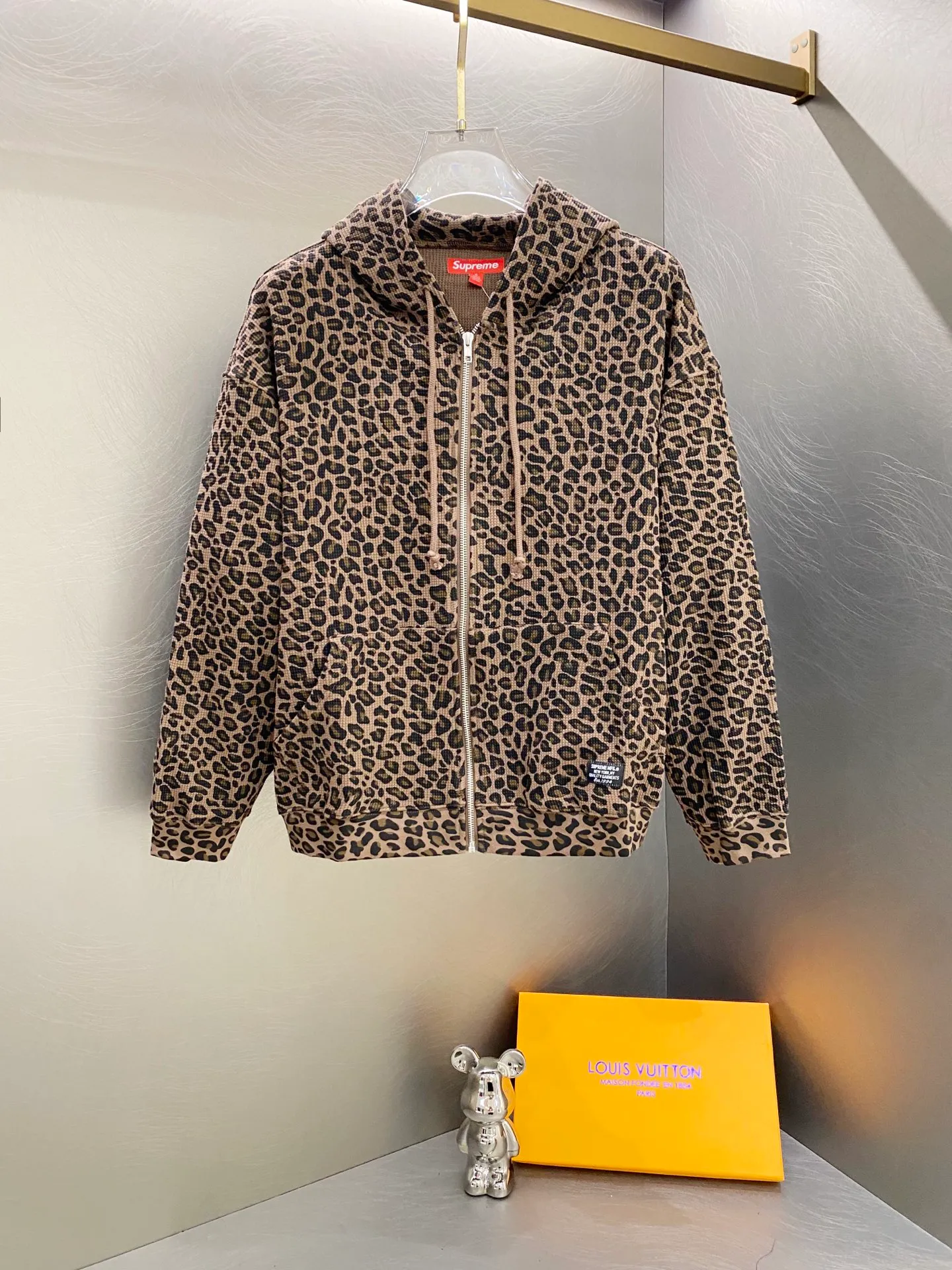 P400 Supreme SS25 WEEK16 Hooded Zip Up Thermal Leopard waffle hooded jacket Pocket logo pattern American trendy sweatshirt Same style for men and women Style number: KR06 Top quality product High-quality pure cotton with washed process Good texture Different from the cheap ones on the market Polyester-cotton material (loose upper body, no version) Color: leopard print black (176 145 wear M) Size: S M L XL S bust 133, length 68, shoulder width 53, sleeve length 56, M bust 137, length 70, shoulder width 54, sleeve length 57, L bust 141, length 72, shoulder width 55, sleeve length 58, XL bust 145, length 74, shoulder width 57, sleeve length 59